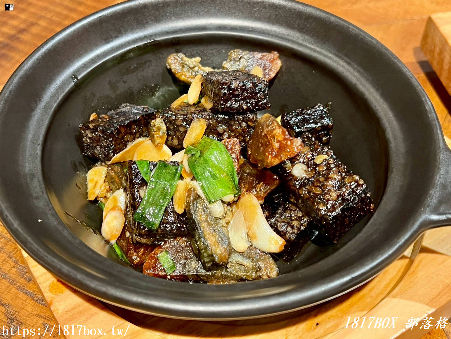 【竹北美食】蜀川香酸菜魚-竹北遠百店｜極致酸爽！四人套餐大口吃魚，必點催淚蛋、臭豆腐碾皮蛋，川味愛好者的天堂