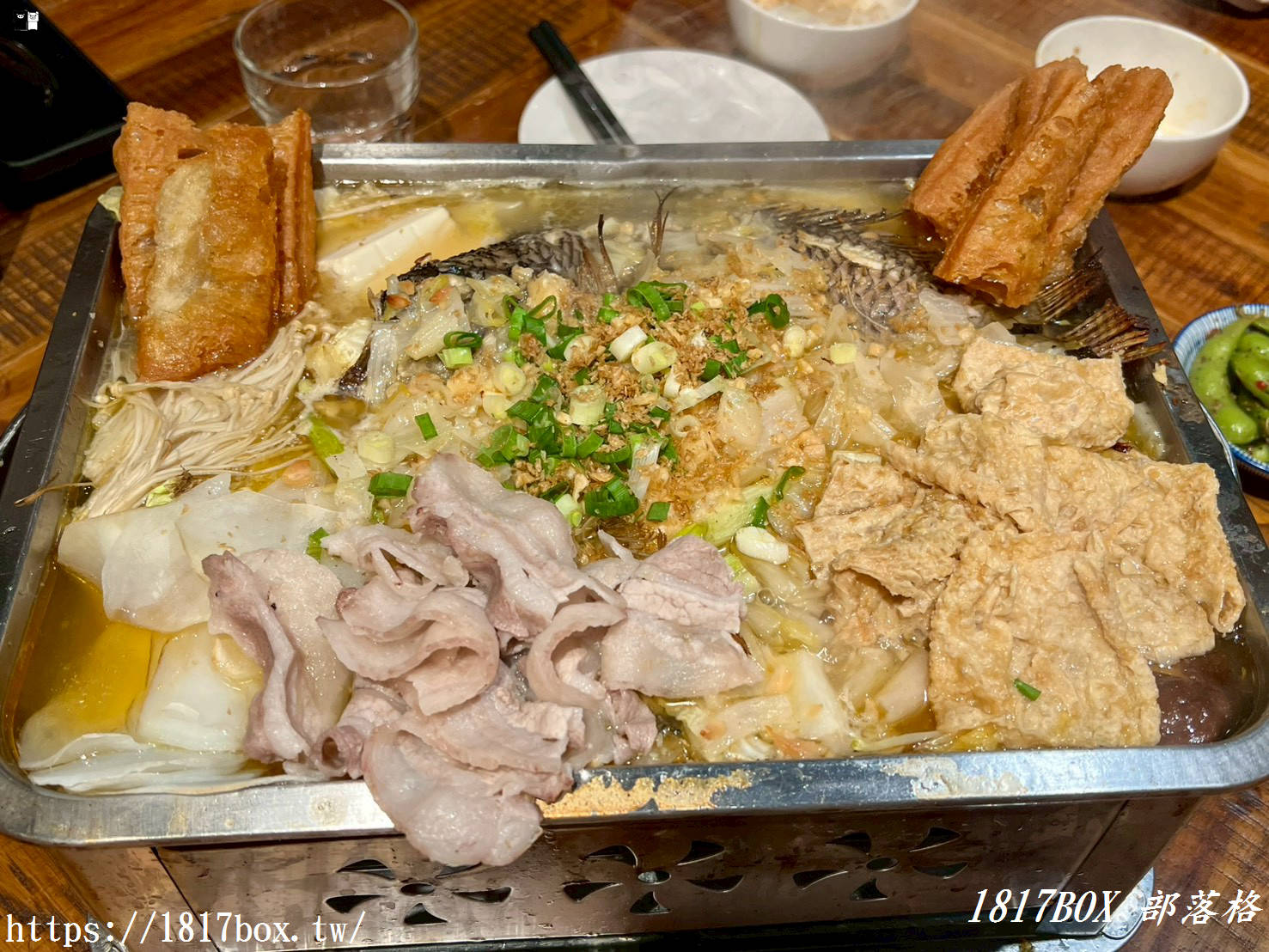 【竹北美食】蜀川香酸菜魚-竹北遠百店｜極致酸爽！四人套餐大口吃魚，必點催淚蛋、臭豆腐碾皮蛋，川味愛好者的天堂