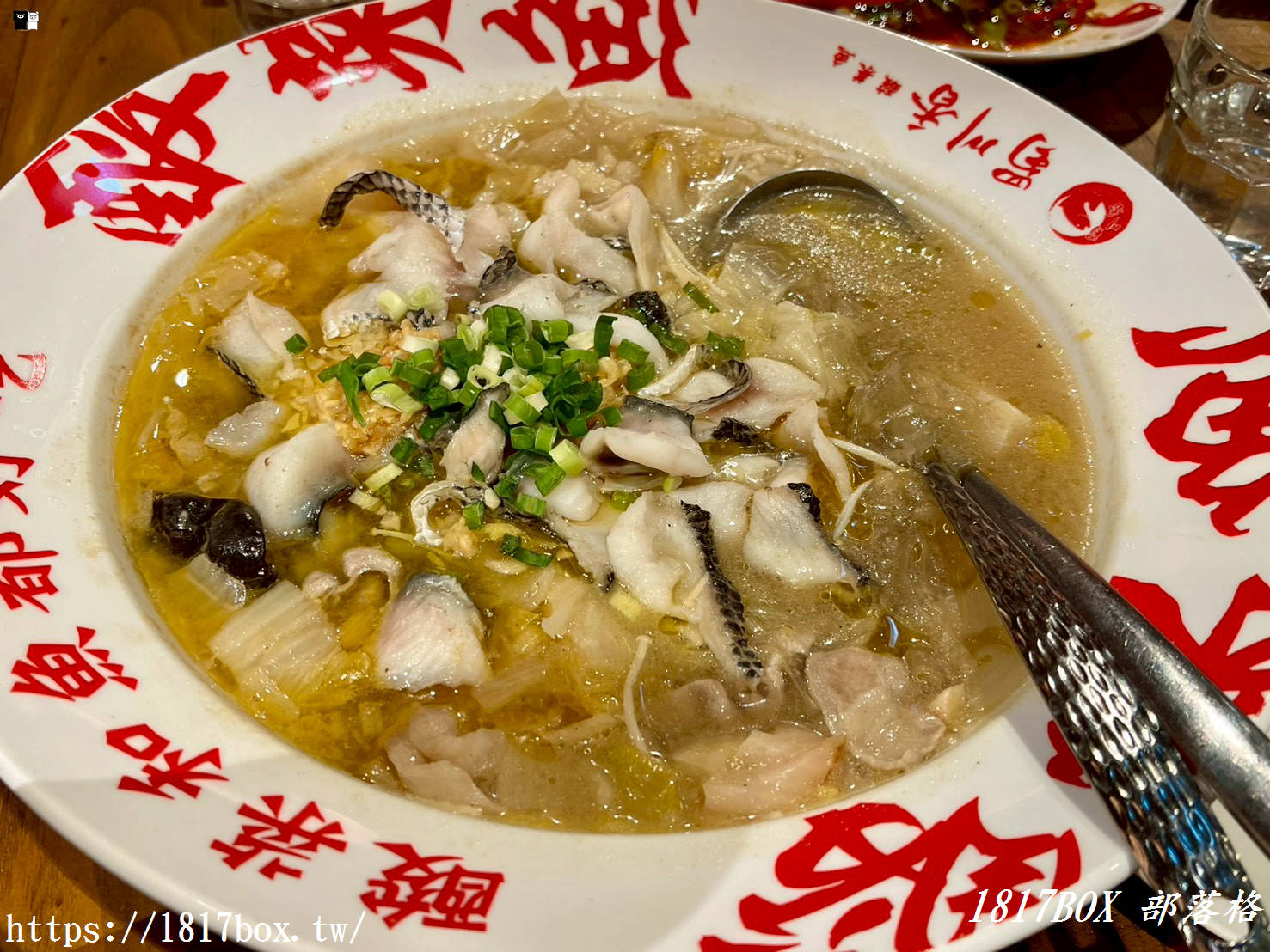 【竹北美食】蜀川香酸菜魚-竹北遠百店｜極致酸爽！四人套餐大口吃魚，必點催淚蛋、臭豆腐碾皮蛋，川味愛好者的天堂