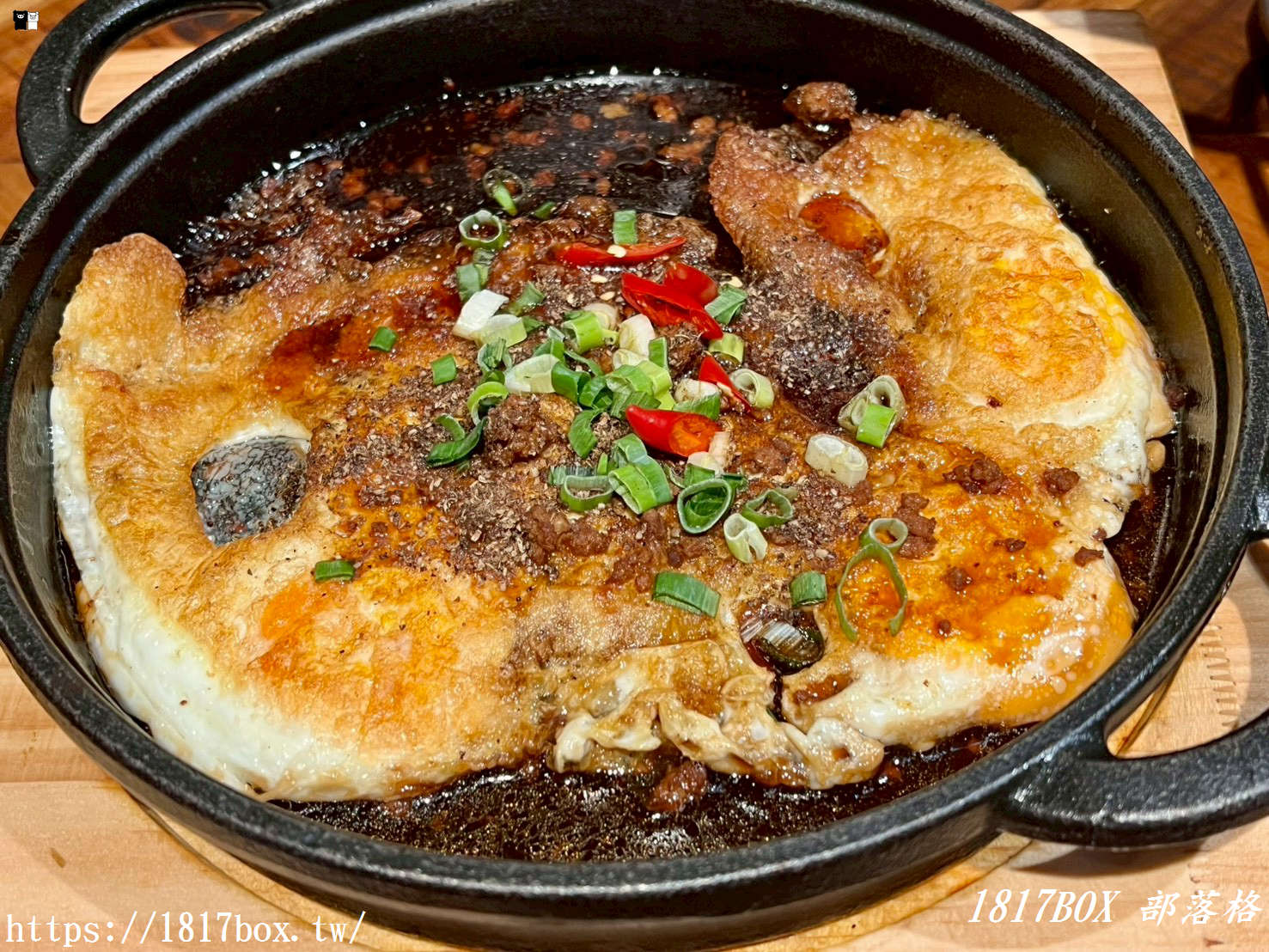 【竹北美食】蜀川香酸菜魚-竹北遠百店｜極致酸爽！四人套餐大口吃魚，必點催淚蛋、臭豆腐碾皮蛋，川味愛好者的天堂