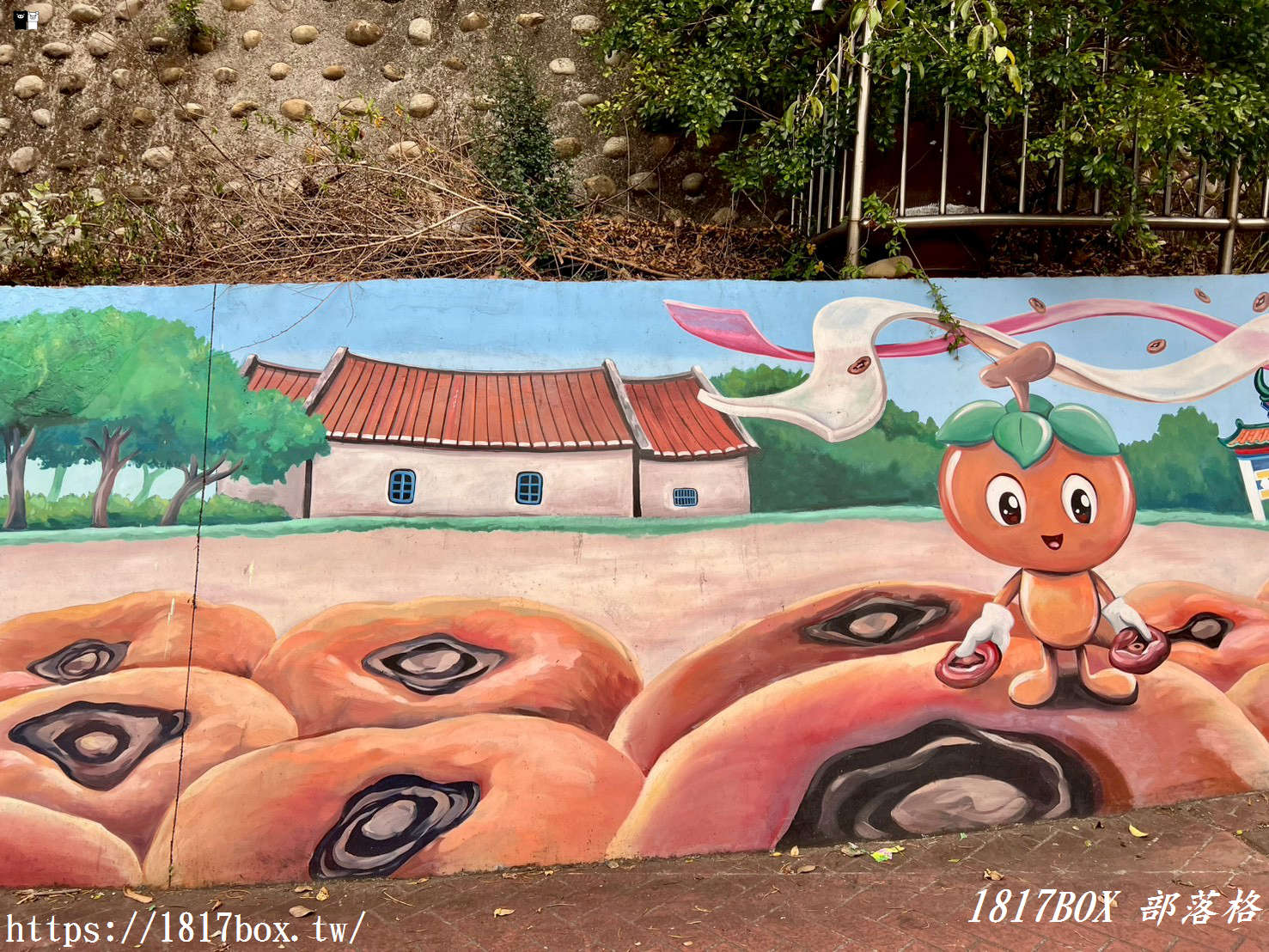 【新竹新埔祕境】日本公園「顯伯公」：浪漫櫻花彩繪階梯、百年梅樹，俯瞰小鎮日落與義勇廟巡禮