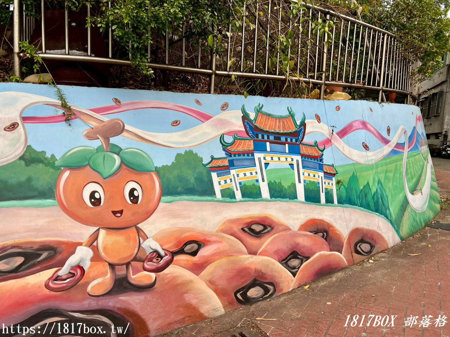 【新竹新埔祕境】日本公園「顯伯公」：浪漫櫻花彩繪階梯、百年梅樹，俯瞰小鎮日落與義勇廟巡禮