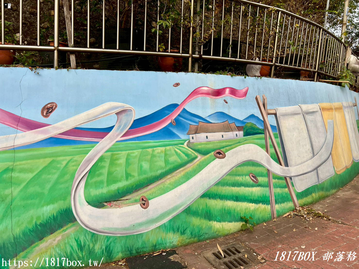 【新竹新埔祕境】日本公園「顯伯公」：浪漫櫻花彩繪階梯、百年梅樹，俯瞰小鎮日落與義勇廟巡禮