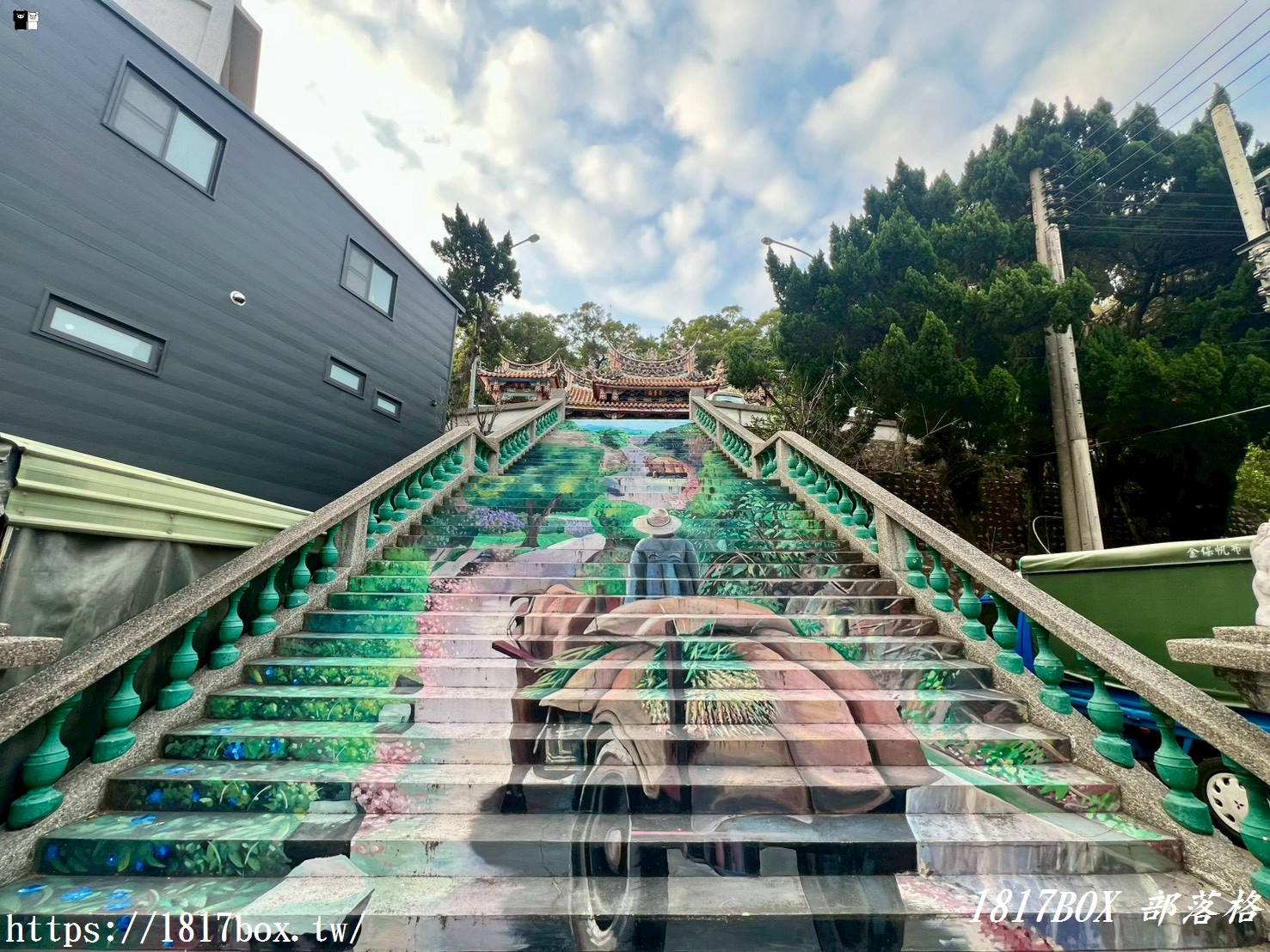 【新竹新埔祕境】日本公園「顯伯公」：浪漫櫻花彩繪階梯、百年梅樹，俯瞰小鎮日落與義勇廟巡禮