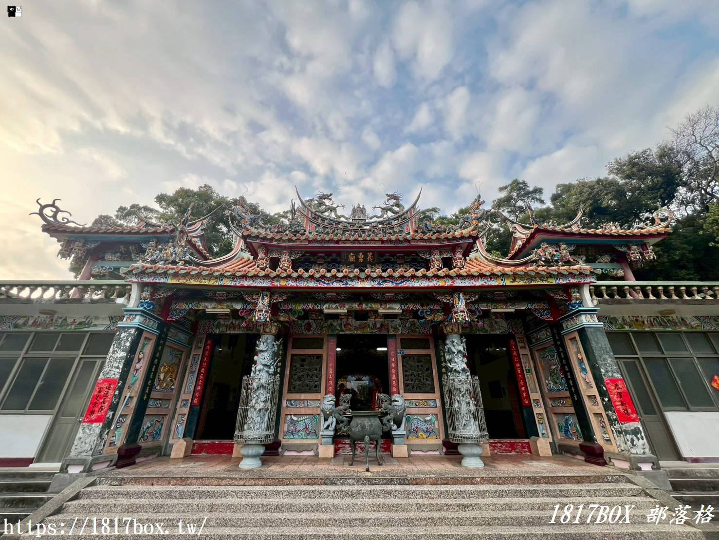 【新竹新埔祕境】日本公園「顯伯公」：浪漫櫻花彩繪階梯、百年梅樹，俯瞰小鎮日落與義勇廟巡禮