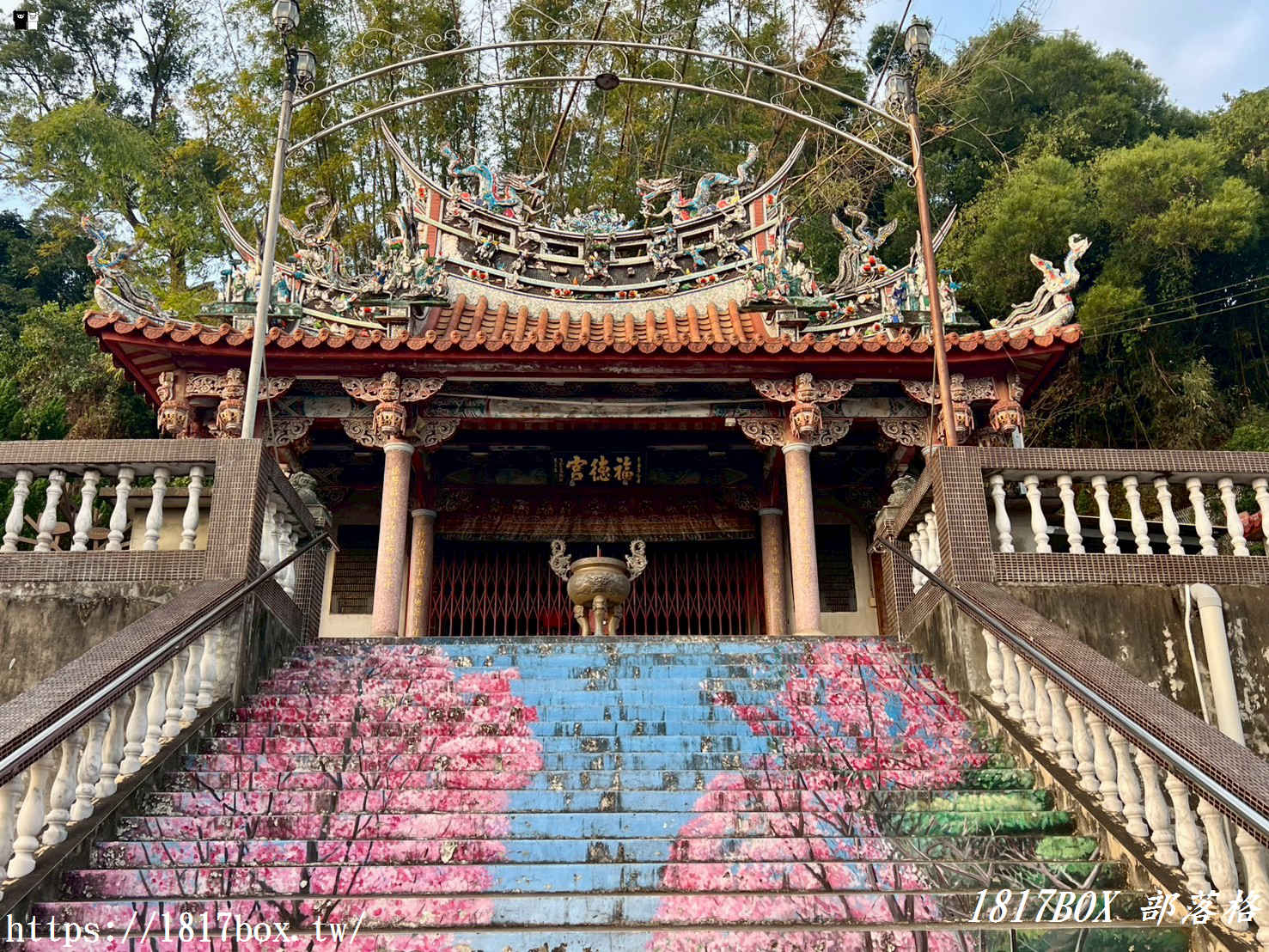 【新竹新埔祕境】日本公園「顯伯公」：浪漫櫻花彩繪階梯、百年梅樹，俯瞰小鎮日落與義勇廟巡禮