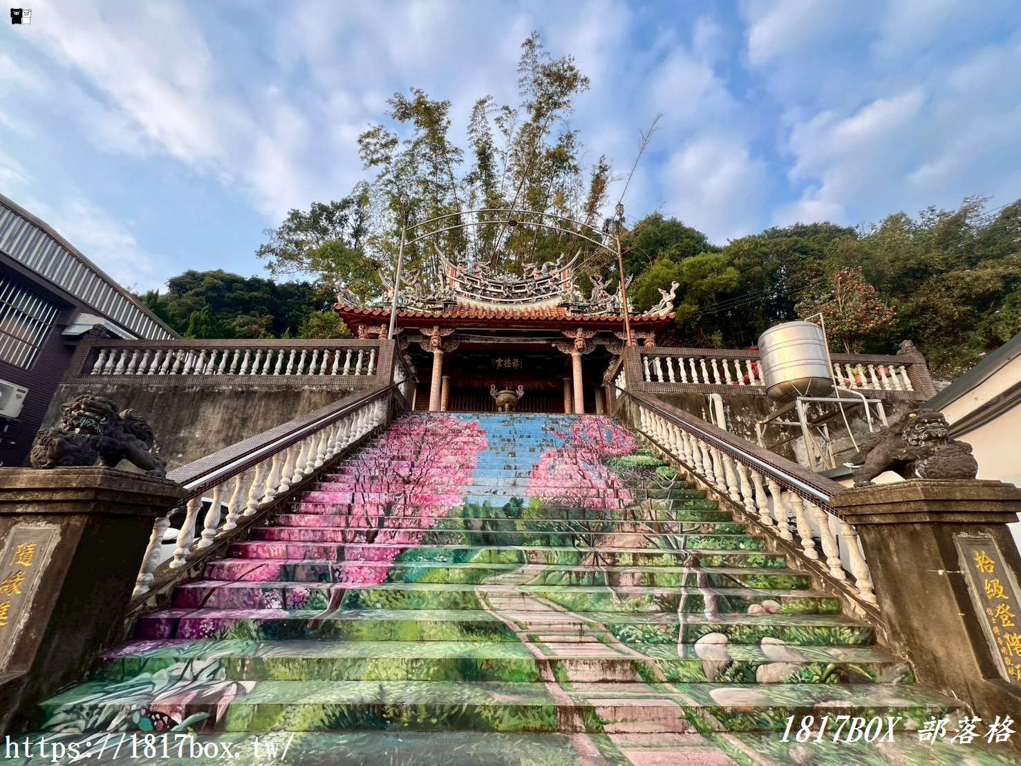 【新竹新埔祕境】日本公園「顯伯公」：浪漫櫻花彩繪階梯、百年梅樹，俯瞰小鎮日落與義勇廟巡禮