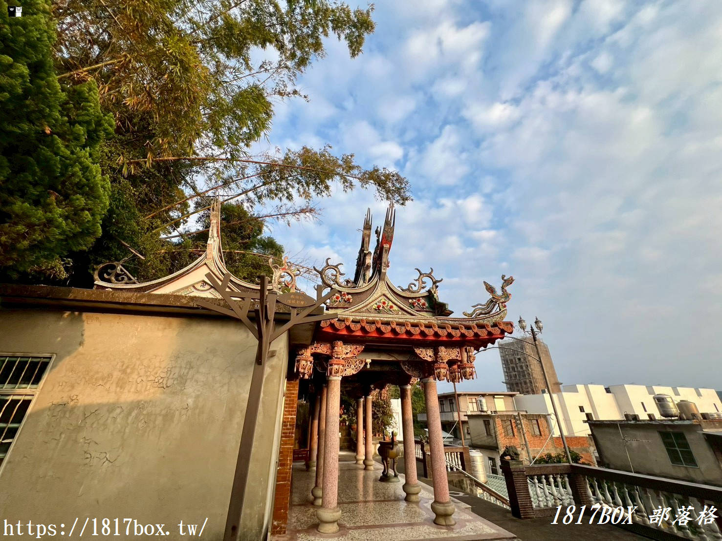 【新竹新埔祕境】日本公園「顯伯公」：浪漫櫻花彩繪階梯、百年梅樹，俯瞰小鎮日落與義勇廟巡禮