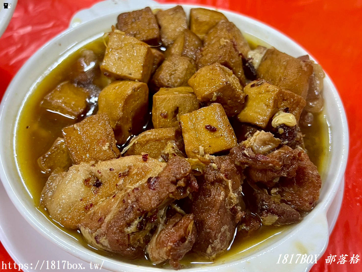 新竹新埔必吃美食｜劉家莊燜雞：九芎湖超人氣柴燒燜雞，皮酥肉嫩噴汁的客家饗宴！