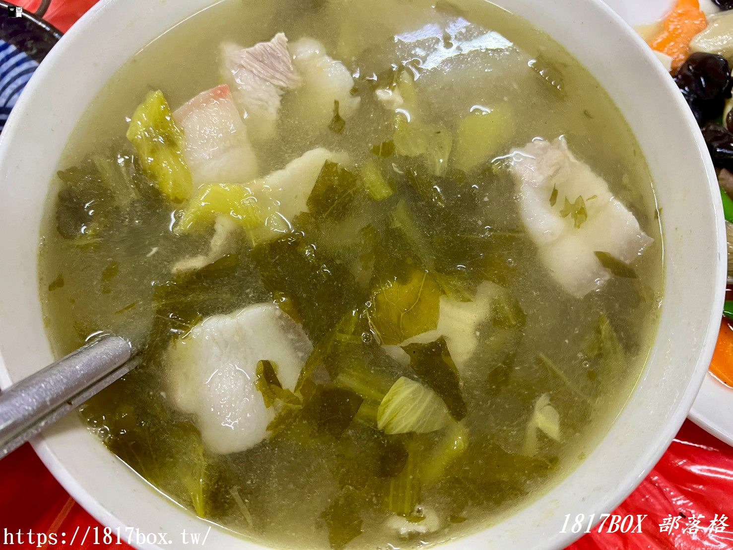 新竹新埔必吃美食｜劉家莊燜雞：九芎湖超人氣柴燒燜雞，皮酥肉嫩噴汁的客家饗宴！