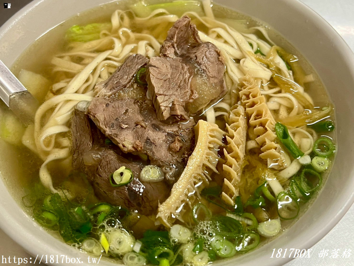 【彰化和美美食】隱身鹿和路的在地滋味！「彰化牛肉麵」肉厚大塊、滷味必點，牛肉湯外帶回家煮麵也超划算！