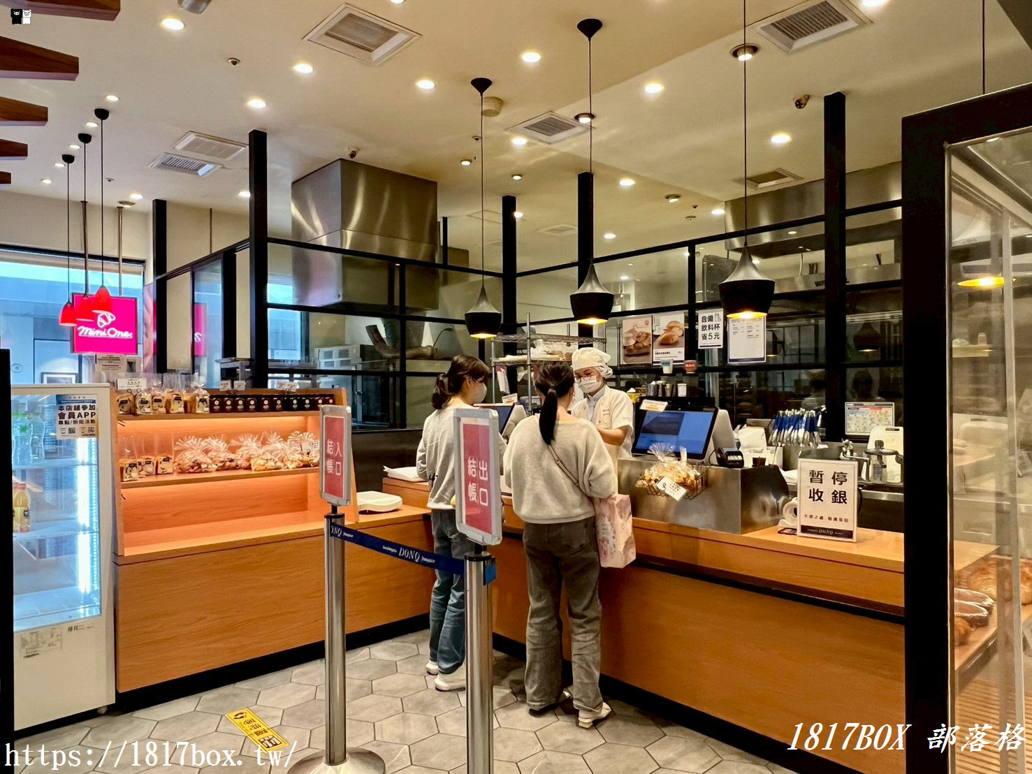 【台中美食】DONQ & Mini One 台中三井店：排隊也要吃的日本百年麵包！明太子法國、經典奶油酥必買攻略