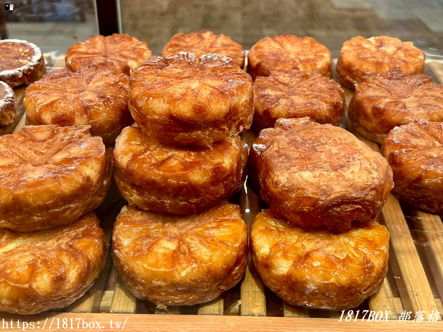 【台中美食】DONQ & Mini One 台中三井店：排隊也要吃的日本百年麵包！明太子法國、經典奶油酥必買攻略