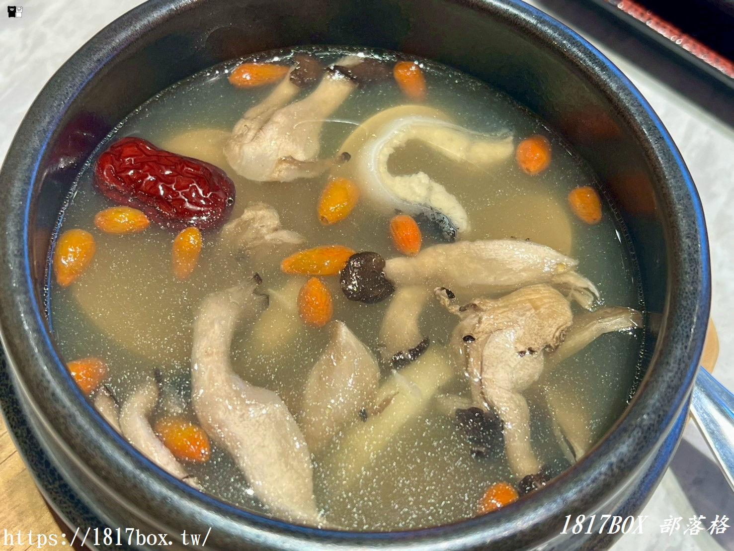 【台中美食】大江戶町鰻屋三井台中港店｜全台首創「白燒鰻魚桶 3+1 吃」！鮮蛤鰻、藥膳盅，海景第一排的極致鰻魚饗宴