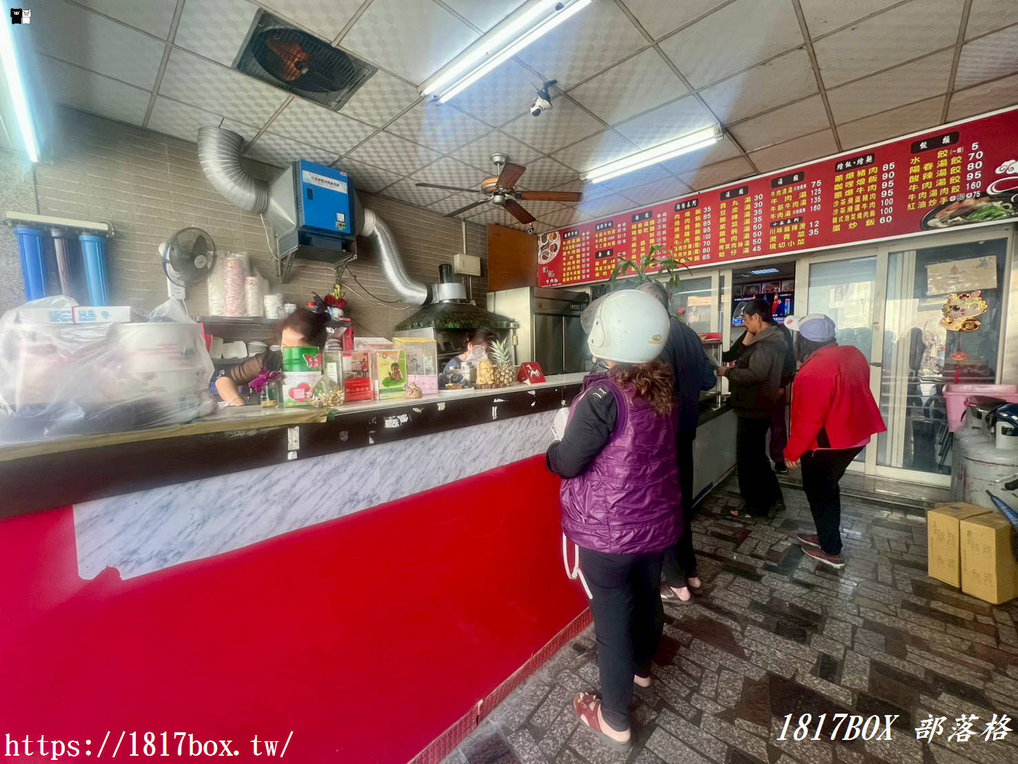 【彰化美食】花壇「汪記牛肉麵」超厚實半筋半肉！在地人激推平價大份量，隱藏版肉燥飯必點