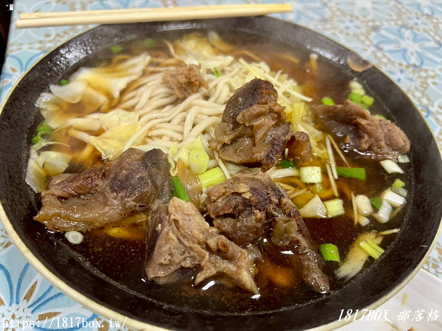 【彰化美食】花壇「汪記牛肉麵」超厚實半筋半肉！在地人激推平價大份量，隱藏版肉燥飯必點