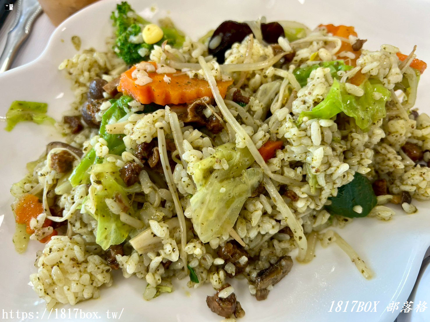 【彰化素食推薦】天香堂養生蔬食：隱藏在南平路秀傳大樓的平價美味！必吃招牌香椿拌飯與膠質滿滿銀耳湯