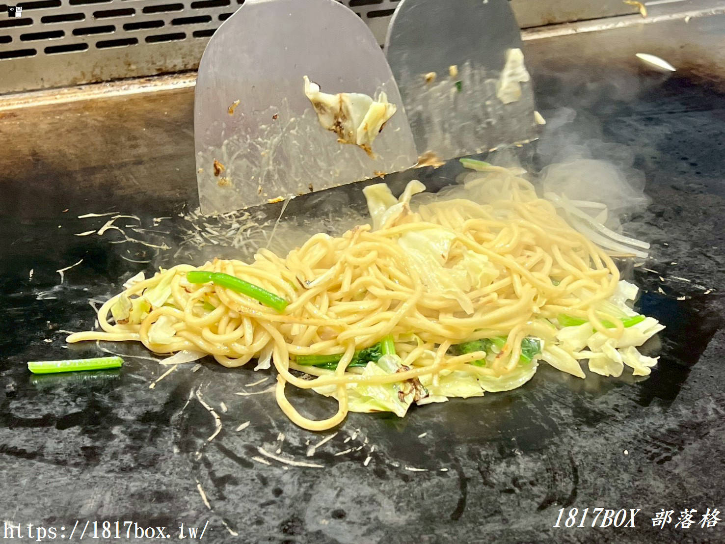 台中美食｜長田本庄軒新光中港店：神戶職人鐵板秀！必點靈魂牛筋蒟蒻炒麵與大阪燒