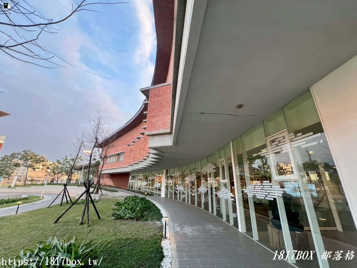 雲林隱藏版夜景！「麥寮社教園區」夜晚華麗變身，宛如漫步在光影森林的浪漫時光