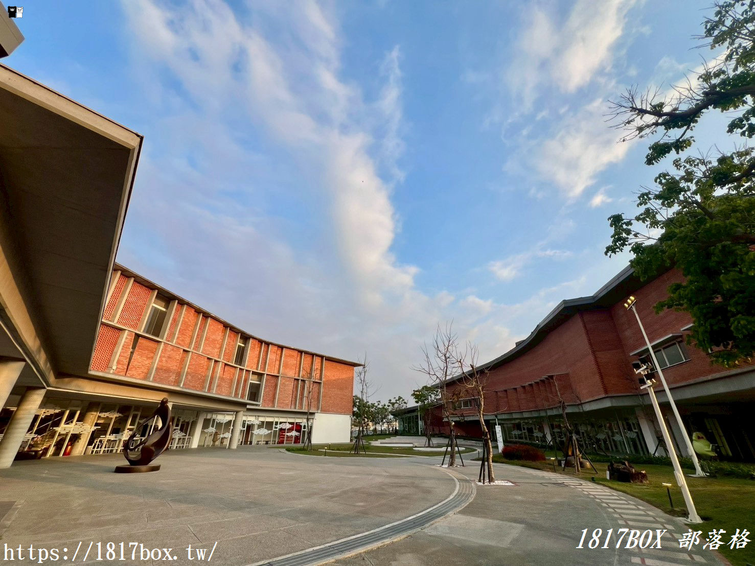 雲林隱藏版夜景！「麥寮社教園區」夜晚華麗變身，宛如漫步在光影森林的浪漫時光