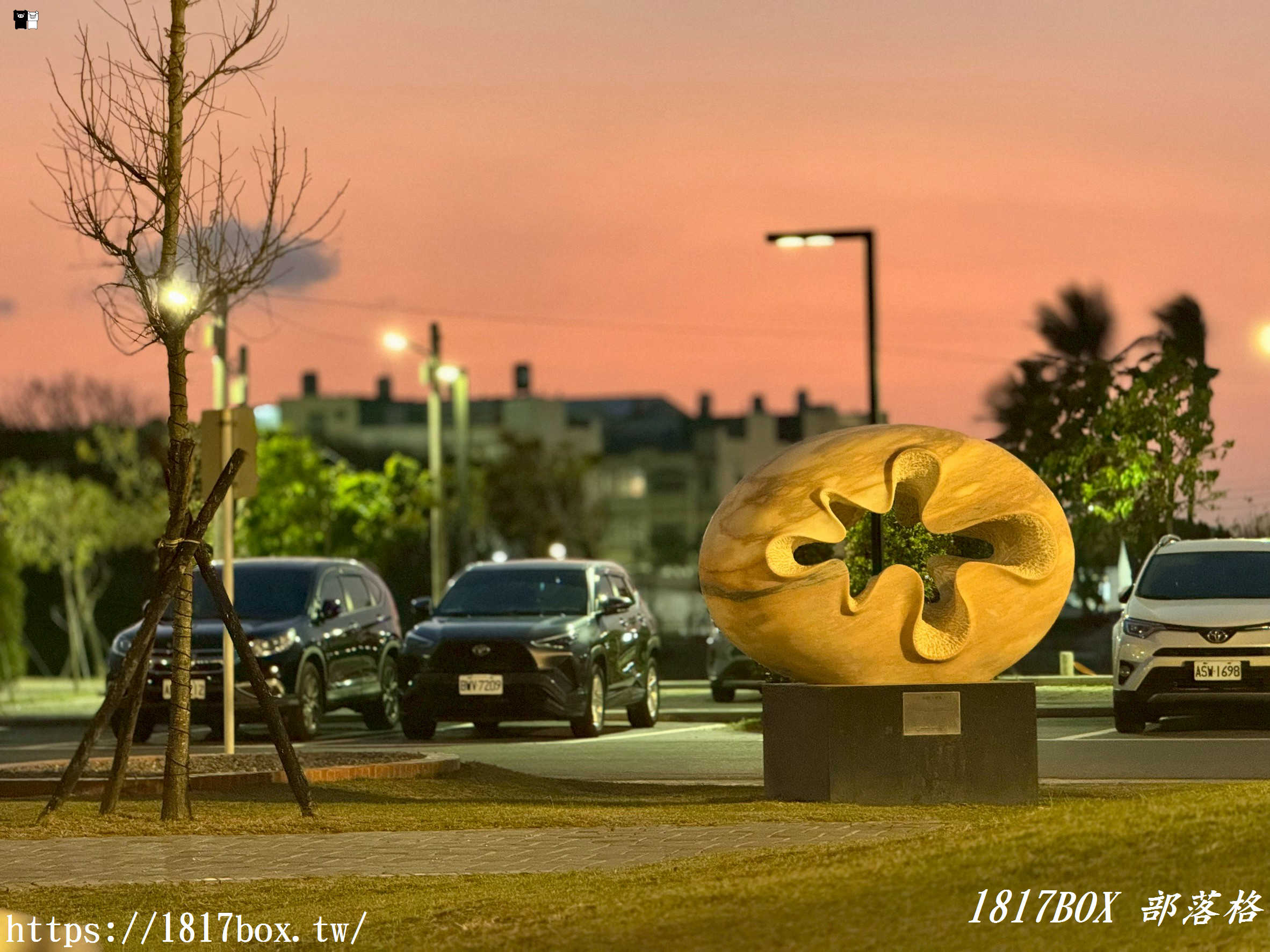 雲林隱藏版夜景！「麥寮社教園區」夜晚華麗變身，宛如漫步在光影森林的浪漫時光