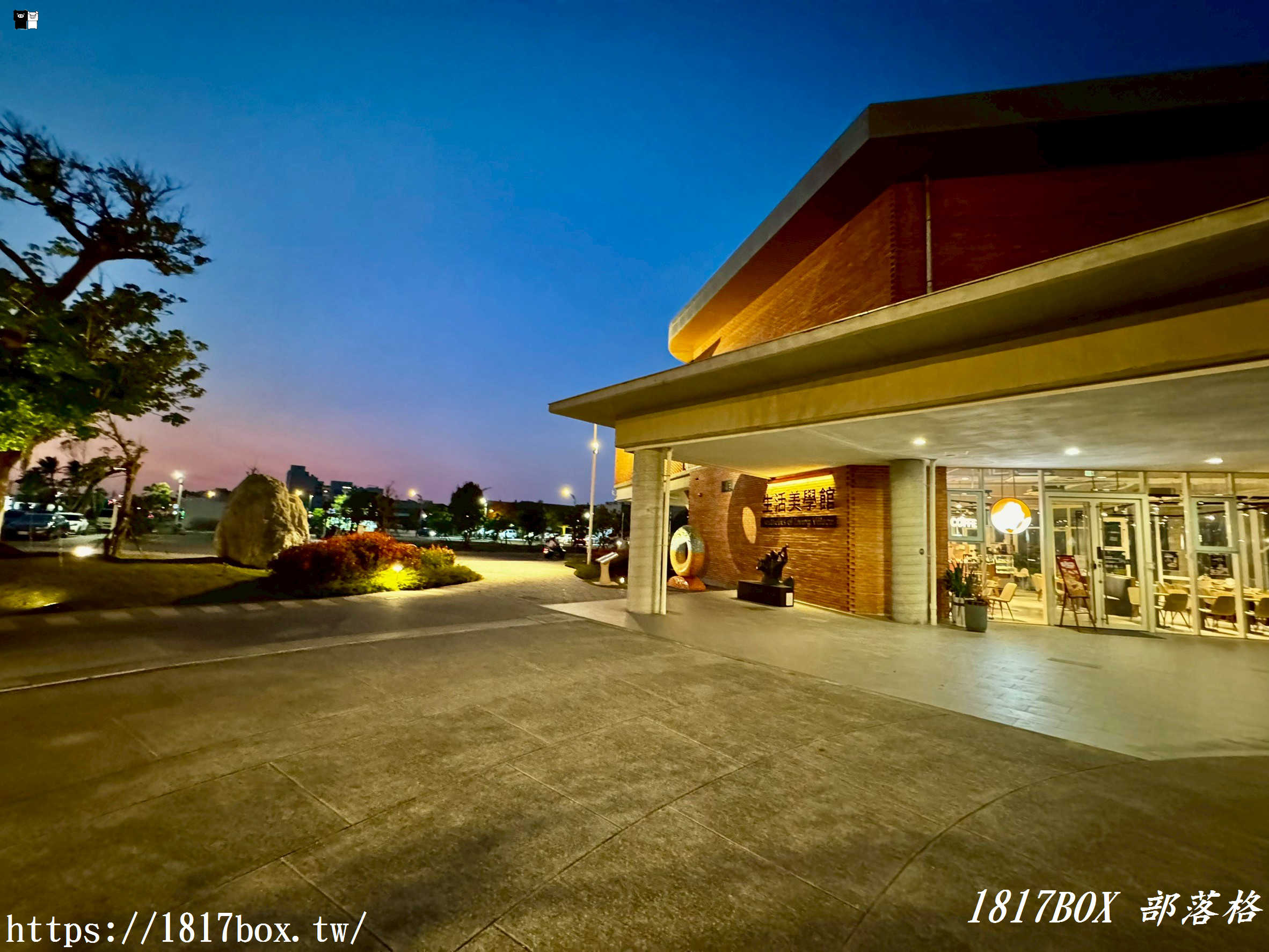 雲林隱藏版夜景！「麥寮社教園區」夜晚華麗變身，宛如漫步在光影森林的浪漫時光