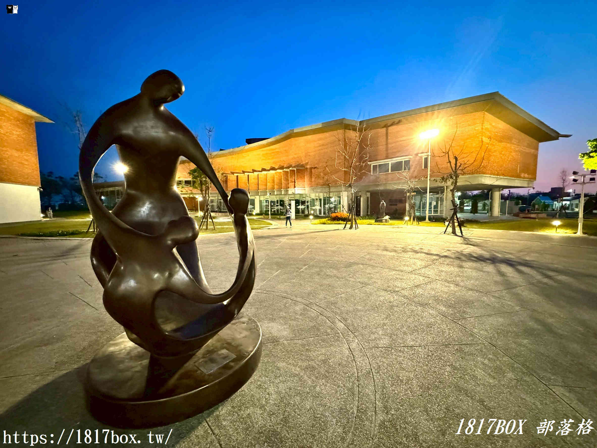 雲林隱藏版夜景！「麥寮社教園區」夜晚華麗變身，宛如漫步在光影森林的浪漫時光