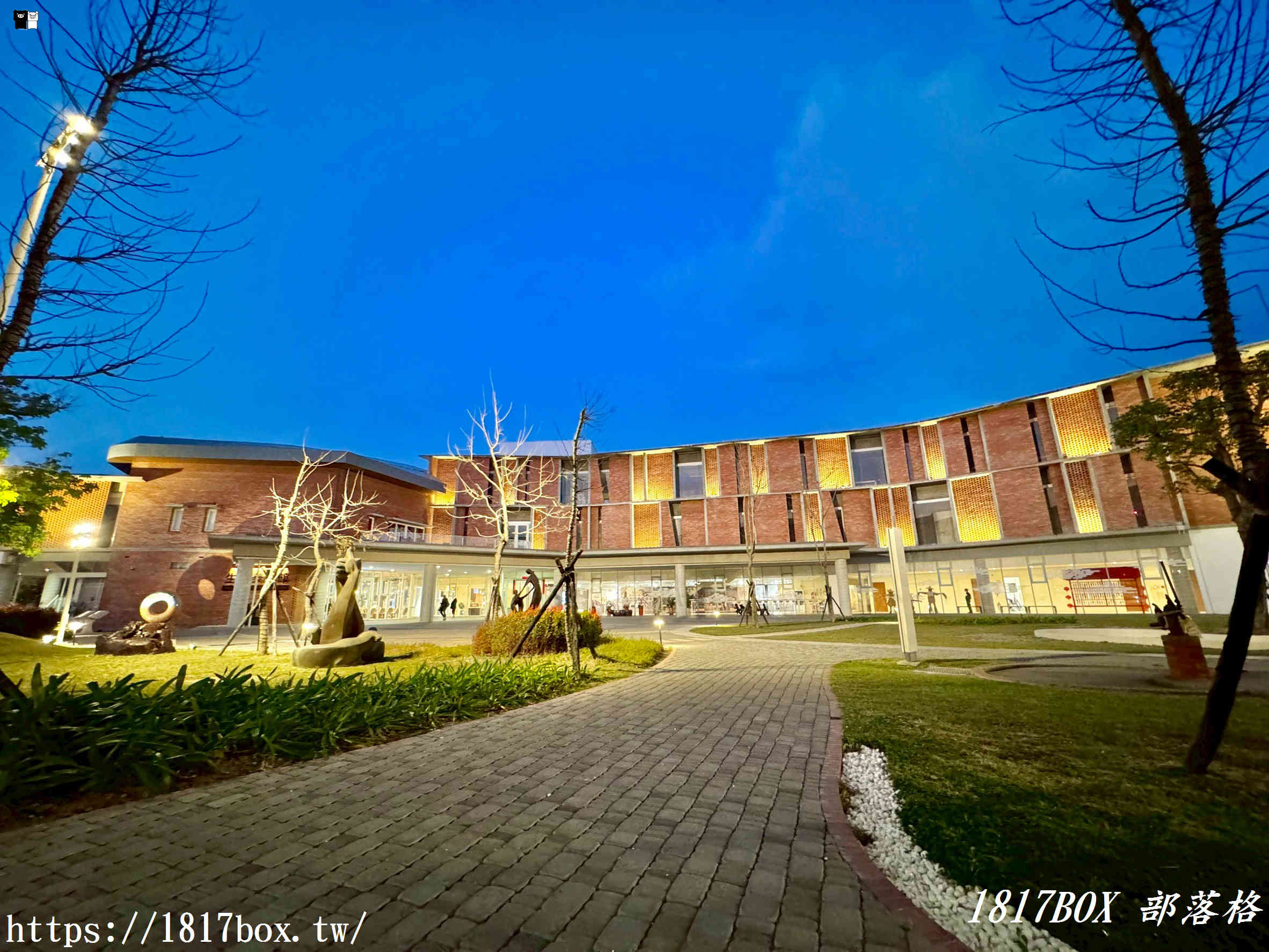 雲林隱藏版夜景！「麥寮社教園區」夜晚華麗變身，宛如漫步在光影森林的浪漫時光