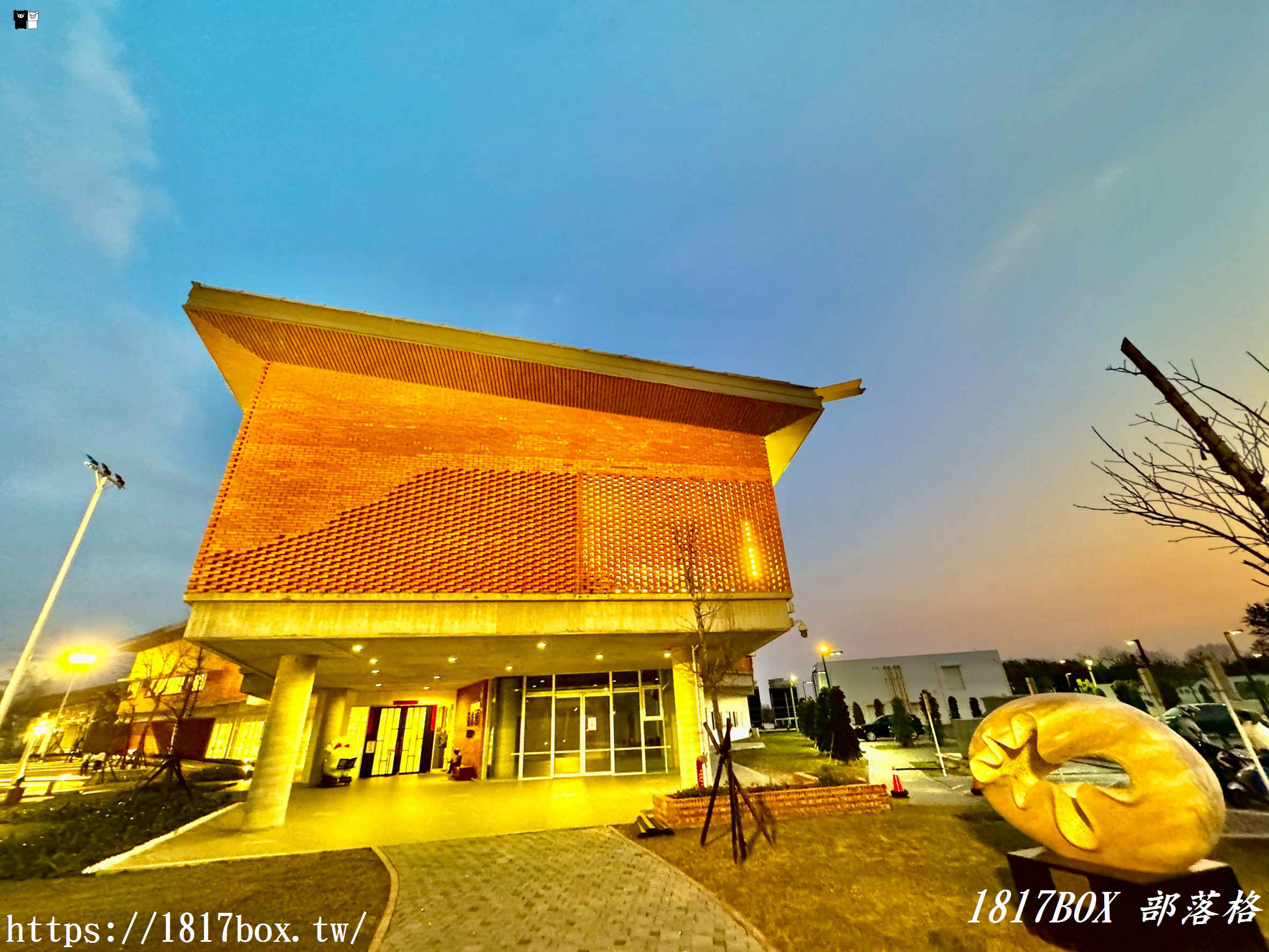 雲林隱藏版夜景！「麥寮社教園區」夜晚華麗變身，宛如漫步在光影森林的浪漫時光