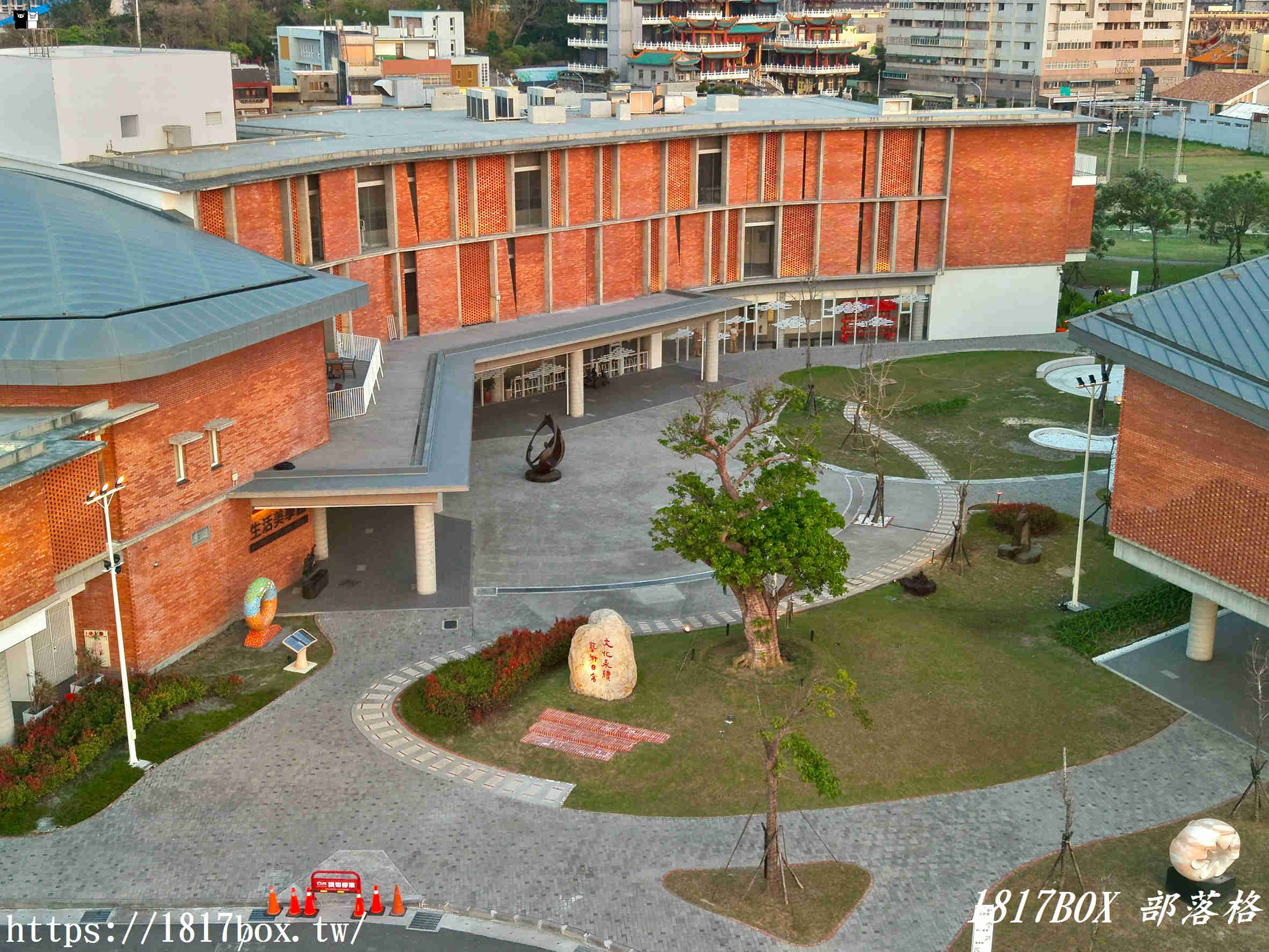 雲林隱藏版夜景！「麥寮社教園區」夜晚華麗變身，宛如漫步在光影森林的浪漫時光