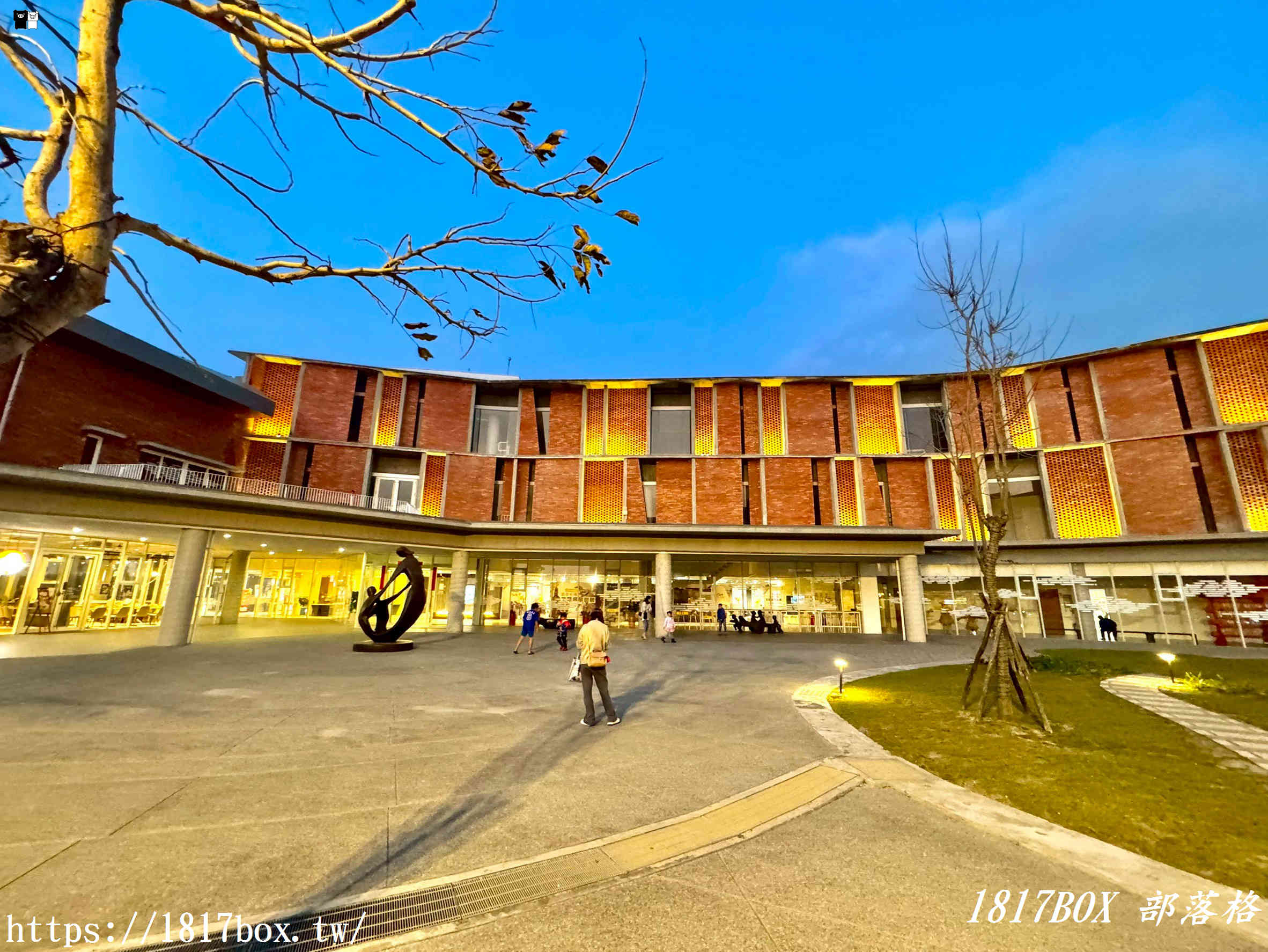 雲林隱藏版夜景！「麥寮社教園區」夜晚華麗變身，宛如漫步在光影森林的浪漫時光