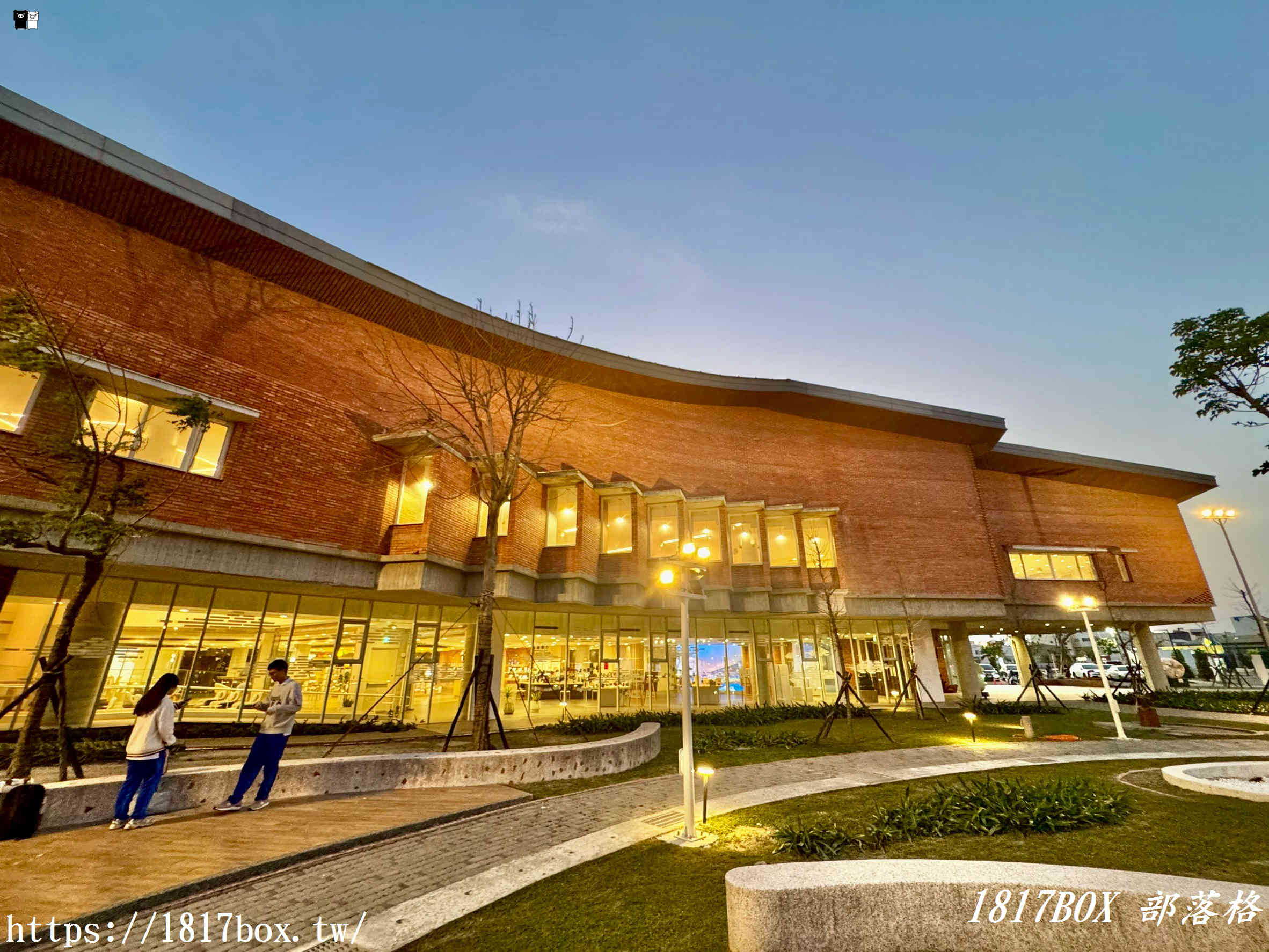 雲林隱藏版夜景！「麥寮社教園區」夜晚華麗變身，宛如漫步在光影森林的浪漫時光