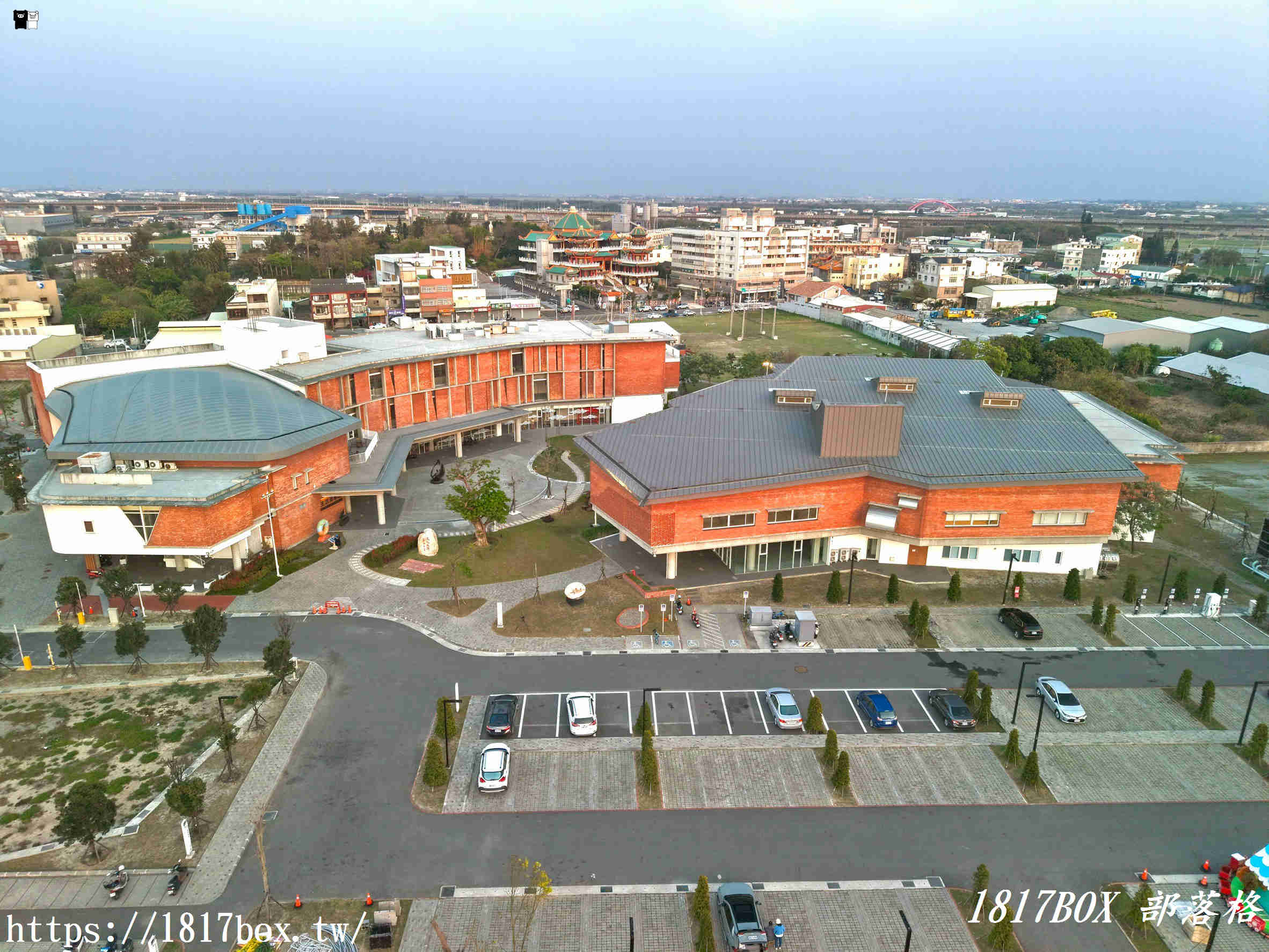 雲林隱藏版夜景！「麥寮社教園區」夜晚華麗變身，宛如漫步在光影森林的浪漫時光