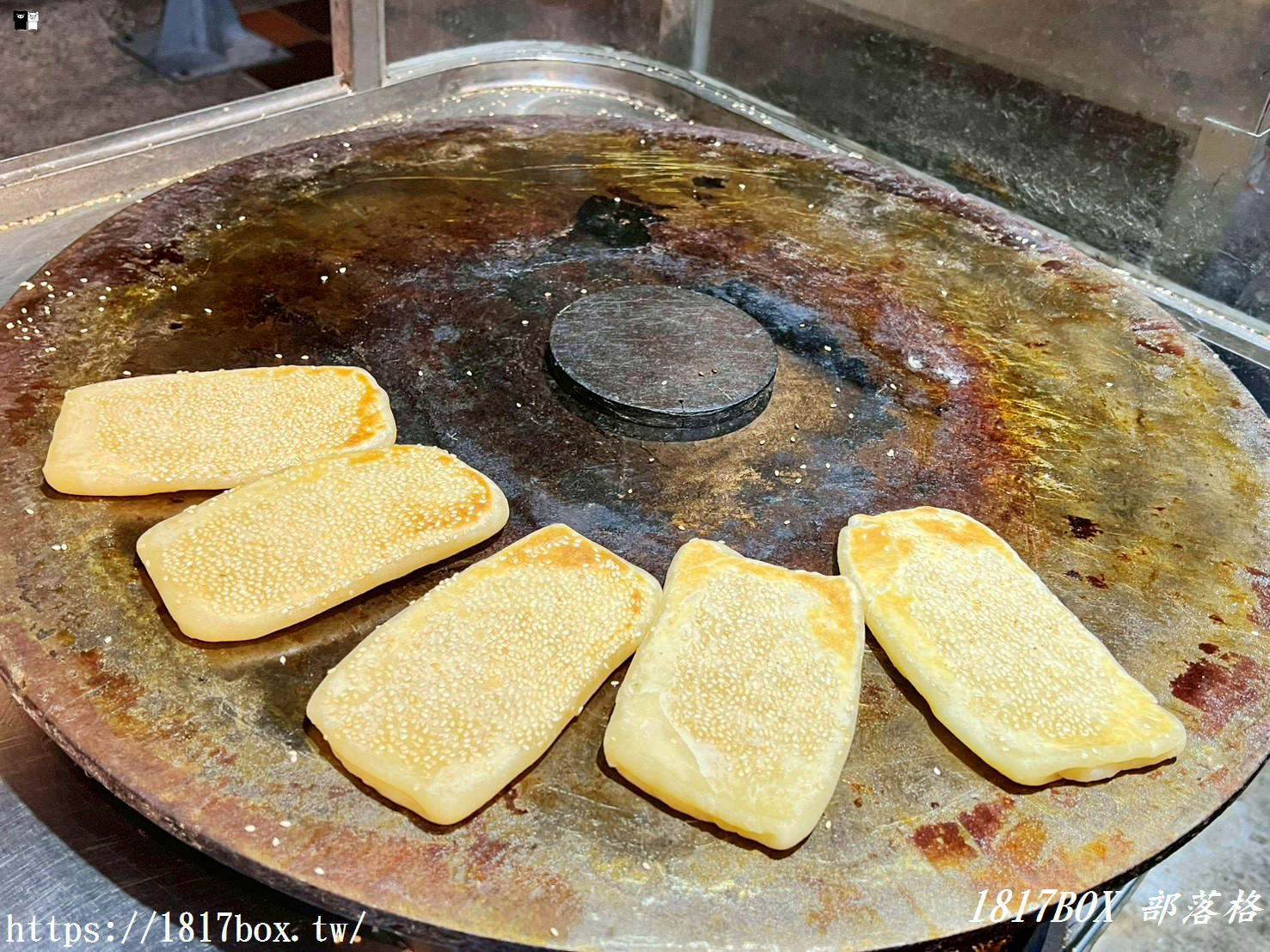 【食間•手作燒餅】從早吃到晚！酥脆層次感爆棚，必點「特製豬排蛋燒餅」，宵夜族最愛的銅板美食