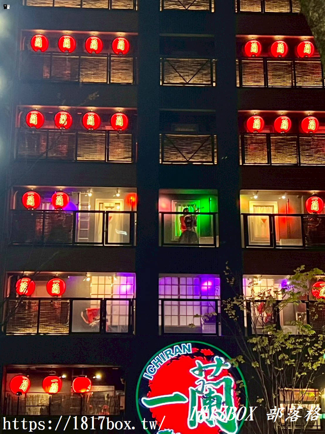 【福岡中洲】不必排隊也能看！一蘭本社總本店：夜晚限定的神級燈光秀，巨大拉麵燈籠牆超震撼