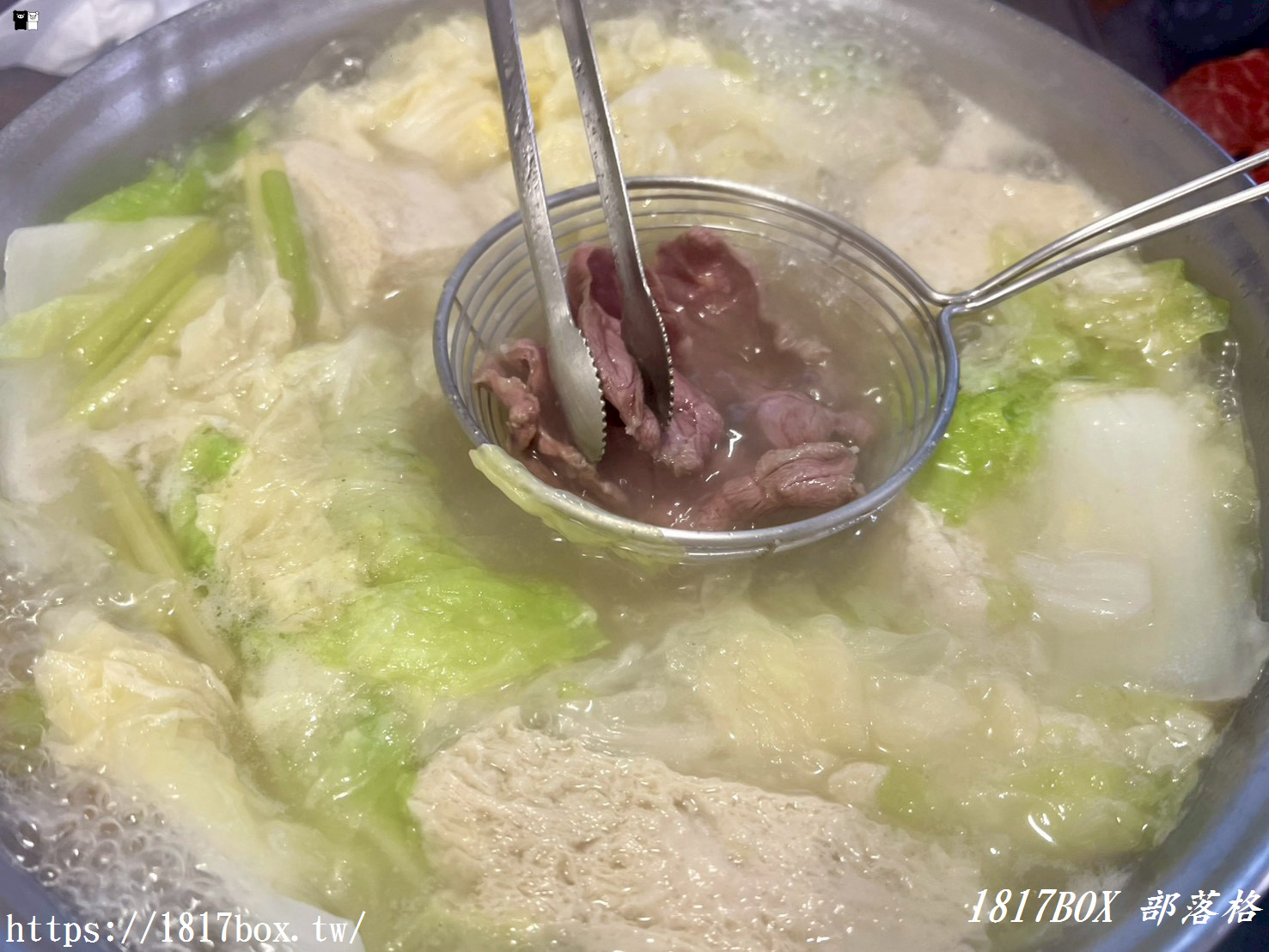 嘉義必吃溫體牛！「新港光復牛肉店」在地老饕私藏清單：清甜白菜鍋底涮頂級牛肉片，還有爆汁炒牛肉麵、私房滷味超銷魂！