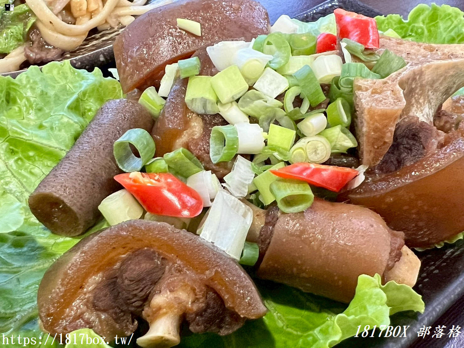 嘉義必吃溫體牛！「新港光復牛肉店」在地老饕私藏清單：清甜白菜鍋底涮頂級牛肉片，還有爆汁炒牛肉麵、私房滷味超銷魂！