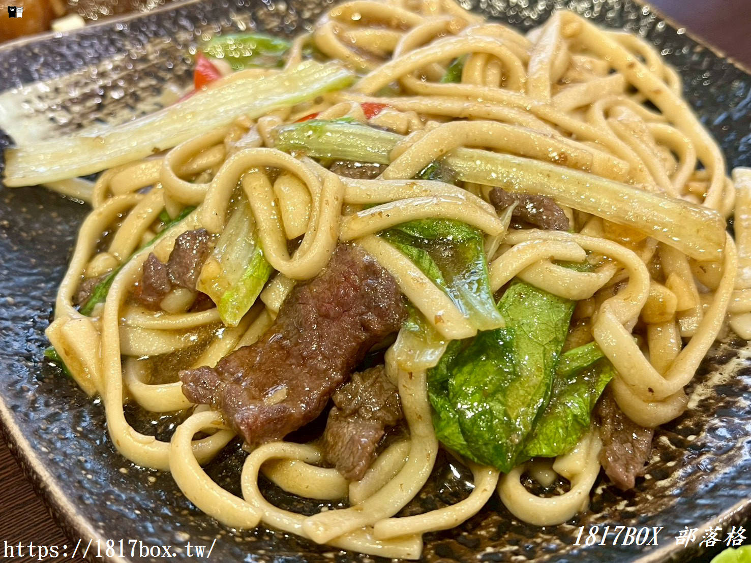 嘉義必吃溫體牛！「新港光復牛肉店」在地老饕私藏清單：清甜白菜鍋底涮頂級牛肉片，還有爆汁炒牛肉麵、私房滷味超銷魂！