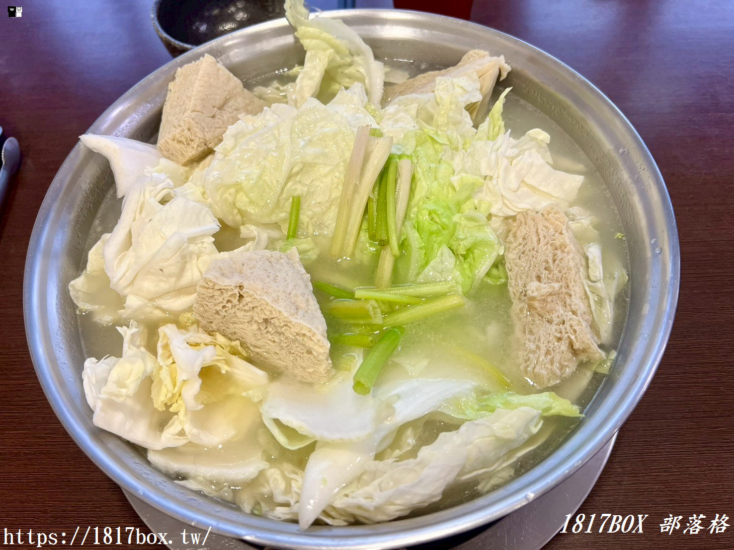 嘉義必吃溫體牛！「新港光復牛肉店」在地老饕私藏清單：清甜白菜鍋底涮頂級牛肉片，還有爆汁炒牛肉麵、私房滷味超銷魂！