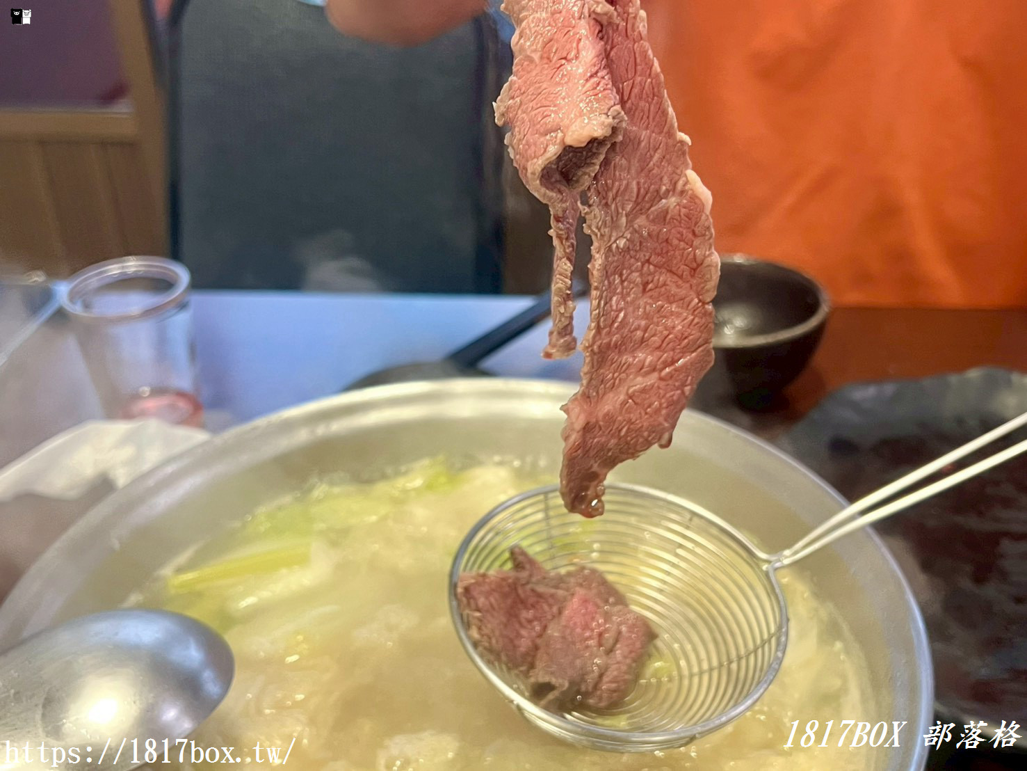 嘉義必吃溫體牛！「新港光復牛肉店」在地老饕私藏清單：清甜白菜鍋底涮頂級牛肉片，還有爆汁炒牛肉麵、私房滷味超銷魂！