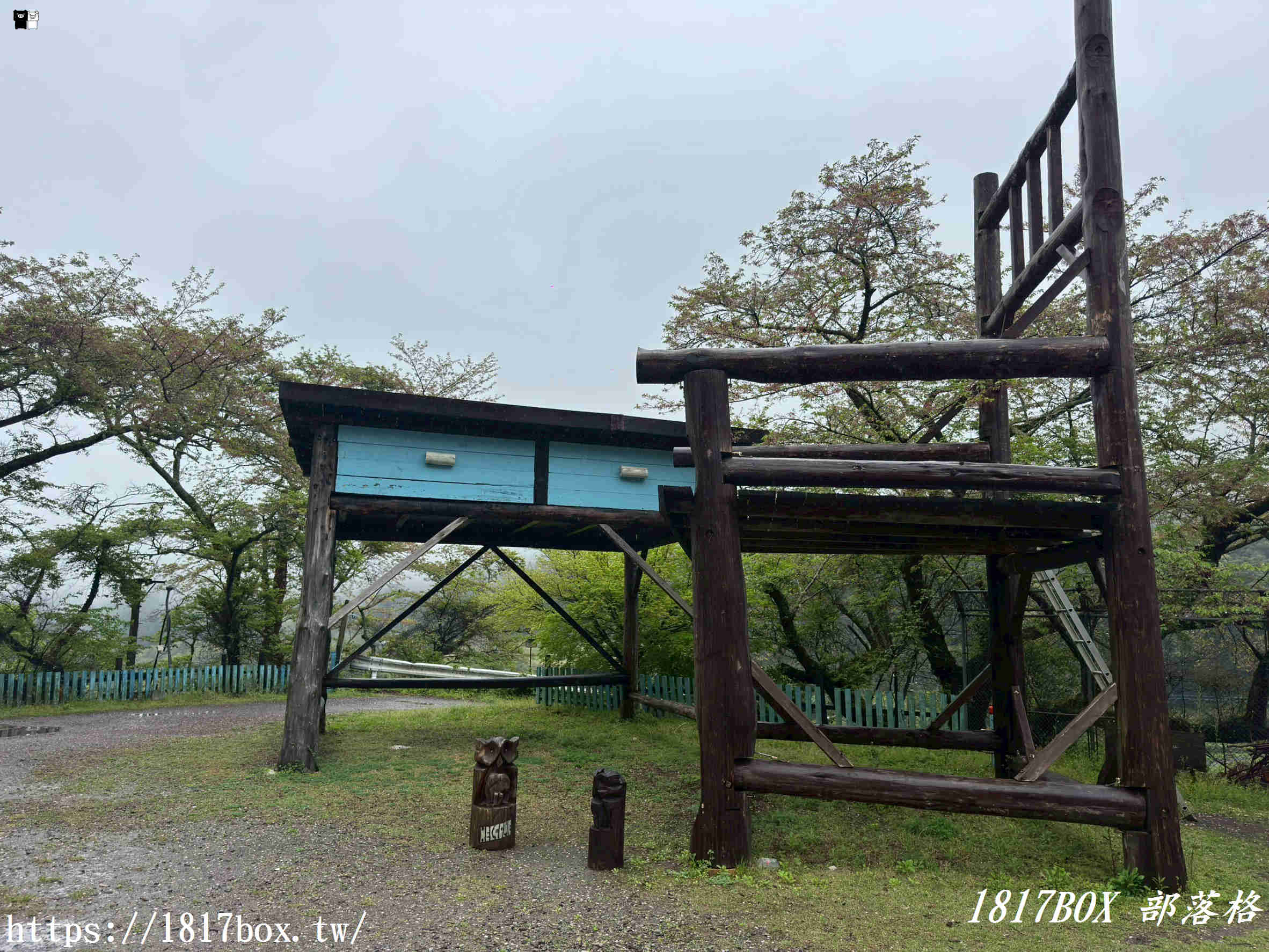 【福岡網美秘境】走進大人國！紅葉學舍「Big Chair and Desk」巨型桌椅，帶你重溫童年視角！