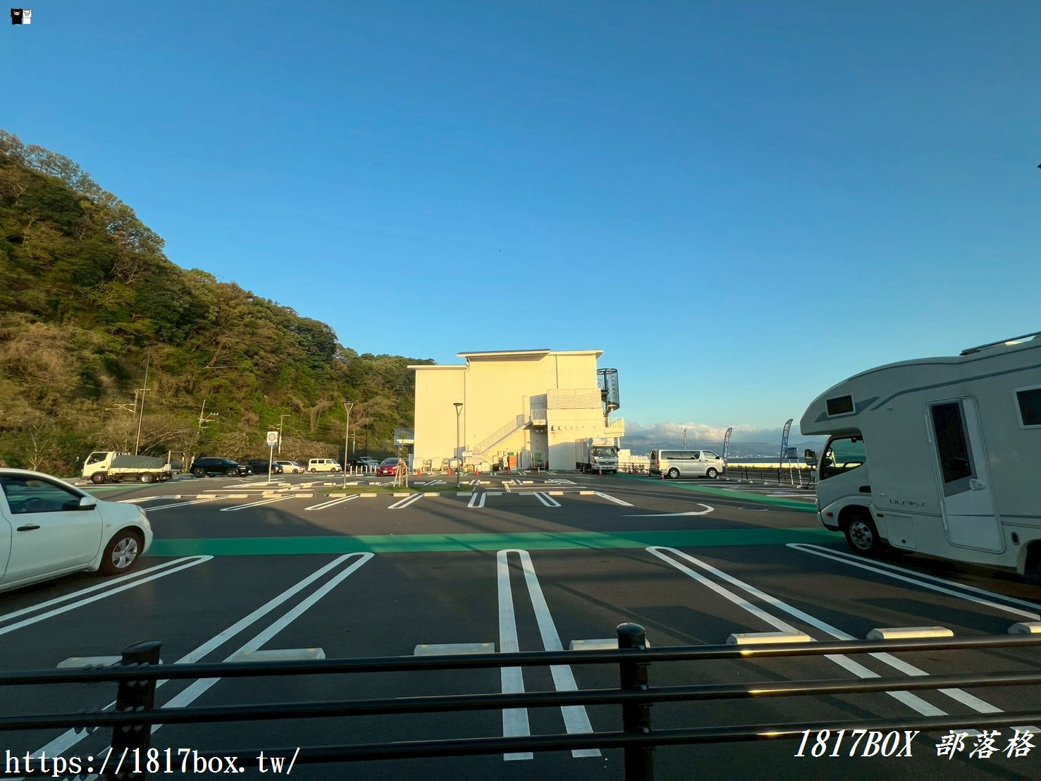 大分深夜自駕浪漫！「道の駅 たのうらら」夜間車中泊實記：店家休息卻意外包場的別府灣夜景與復古電車大廳