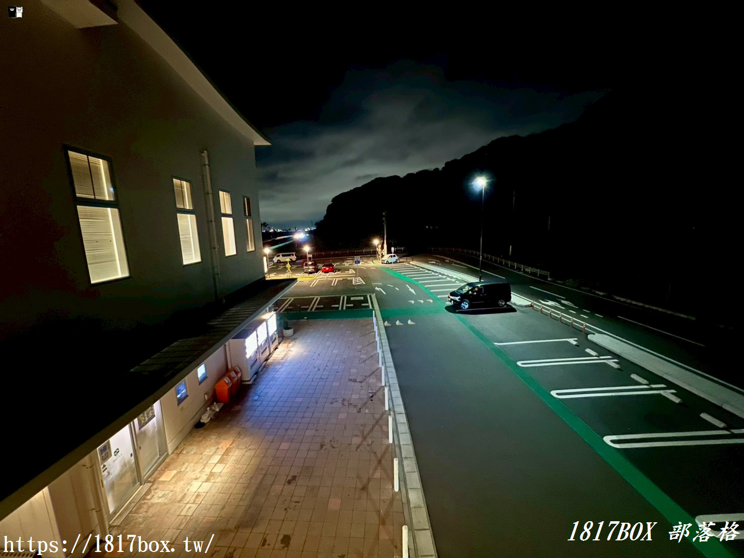 大分深夜自駕浪漫！「道の駅 たのうらら」夜間車中泊實記：店家休息卻意外包場的別府灣夜景與復古電車大廳