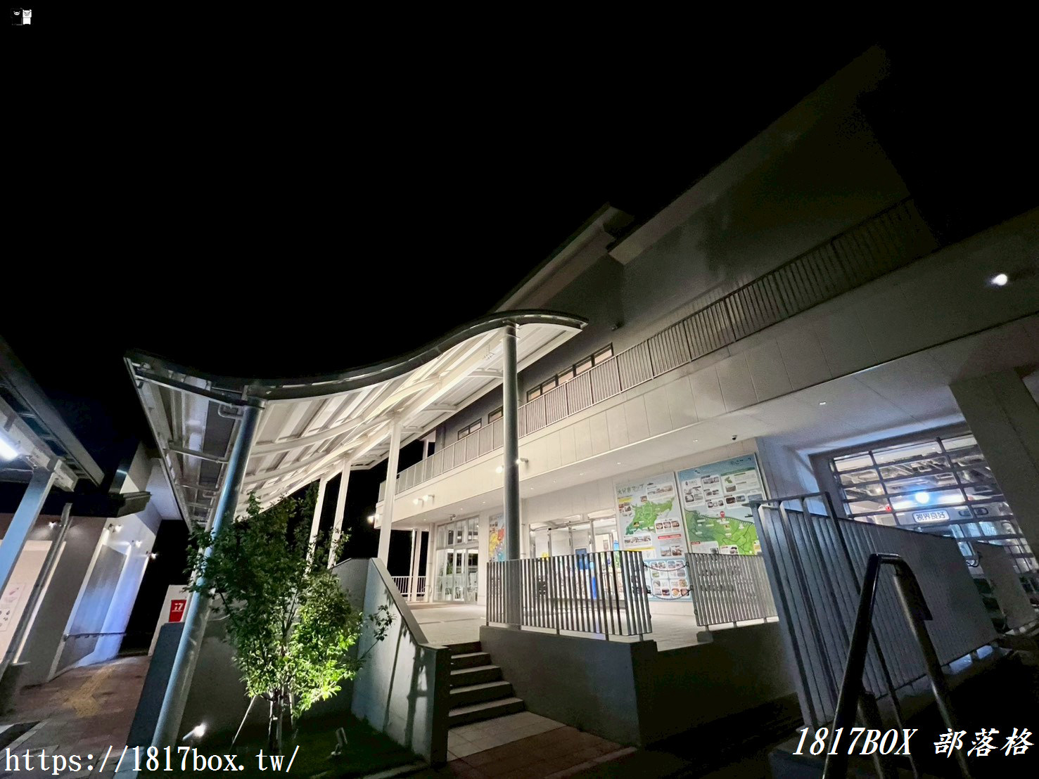 大分深夜自駕浪漫！「道の駅 たのうらら」夜間車中泊實記：店家休息卻意外包場的別府灣夜景與復古電車大廳