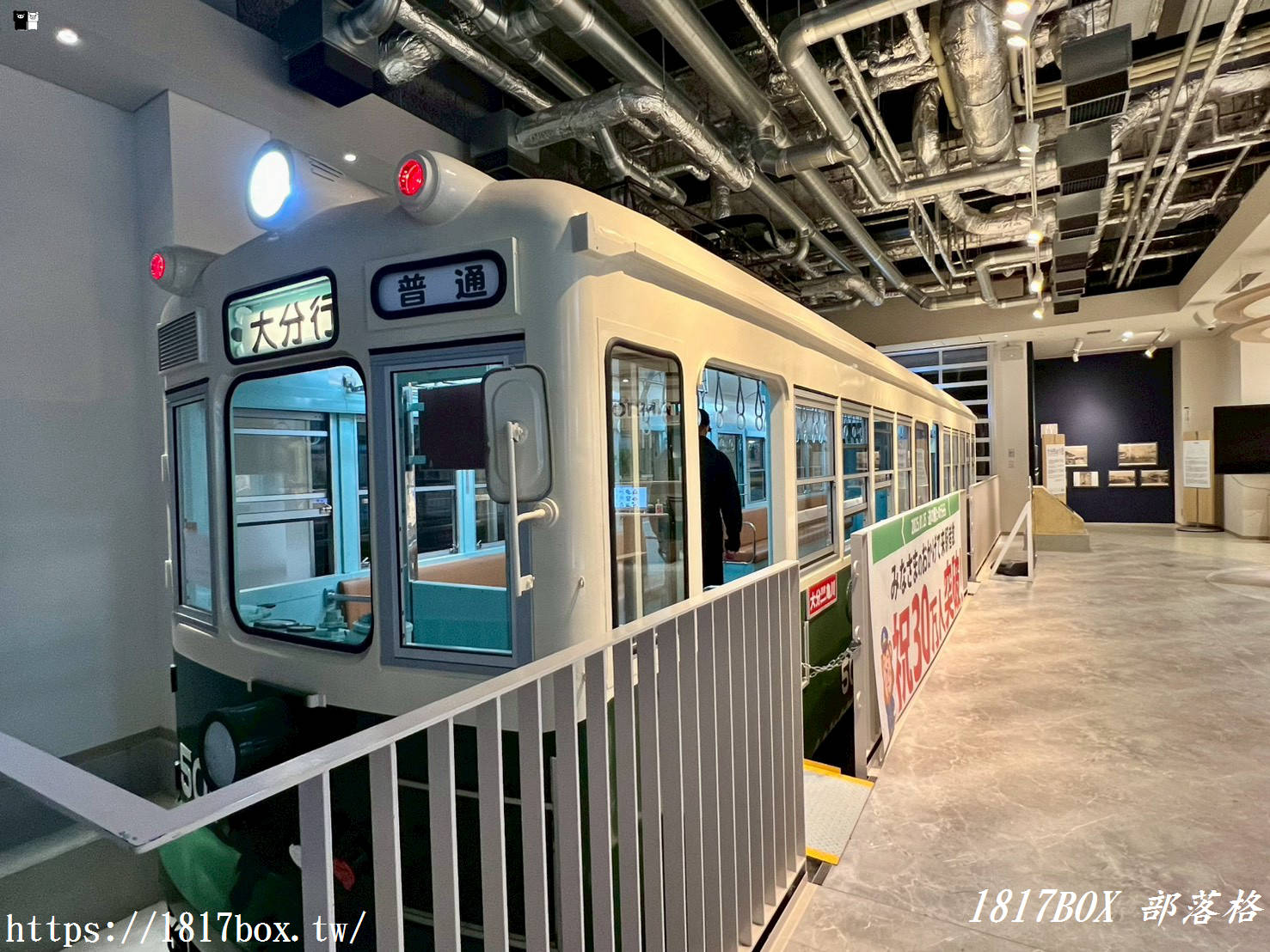 大分深夜自駕浪漫！「道の駅 たのうらら」夜間車中泊實記：店家休息卻意外包場的別府灣夜景與復古電車大廳