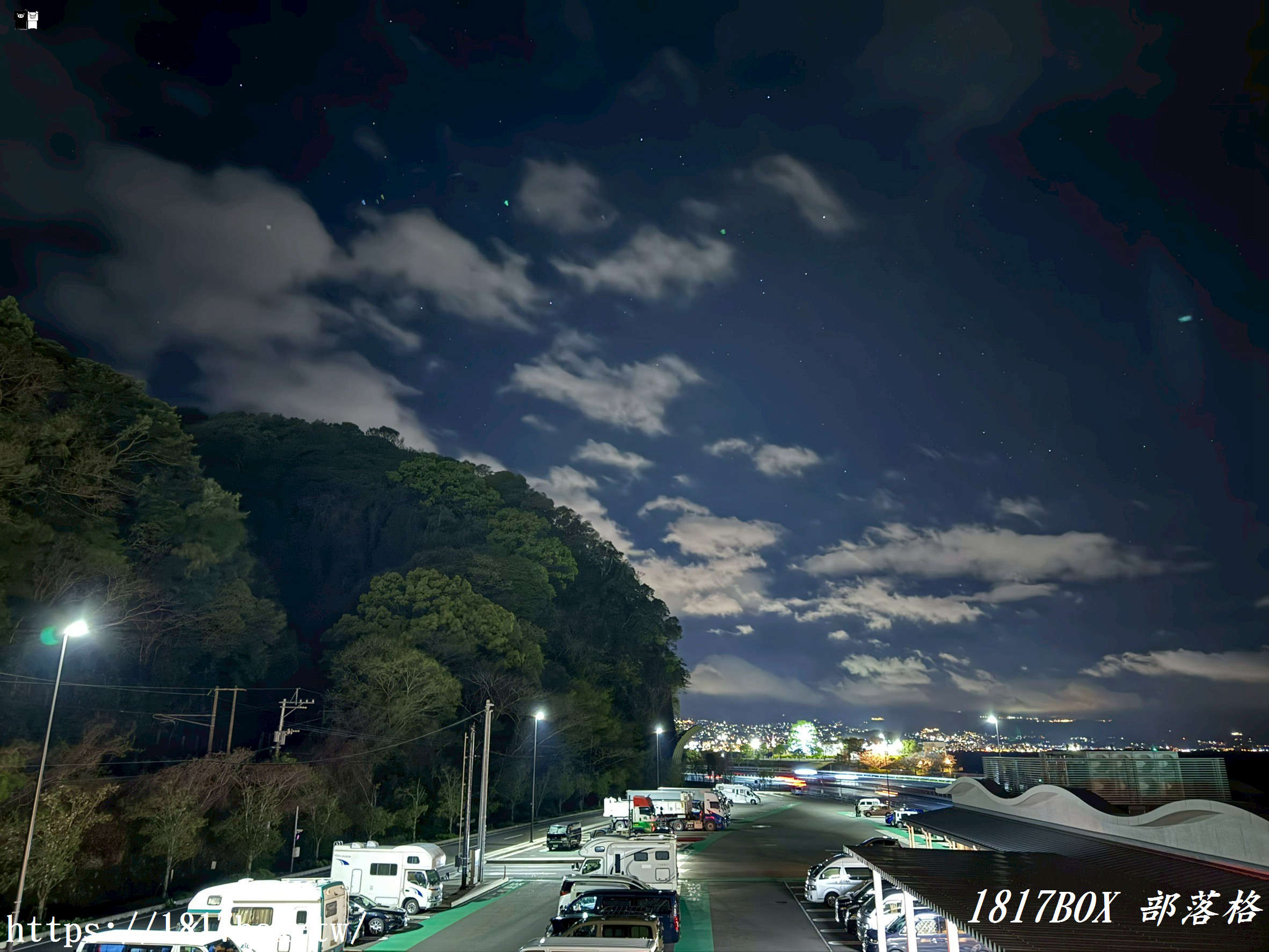 大分深夜自駕浪漫！「道の駅 たのうらら」夜間車中泊實記：店家休息卻意外包場的別府灣夜景與復古電車大廳