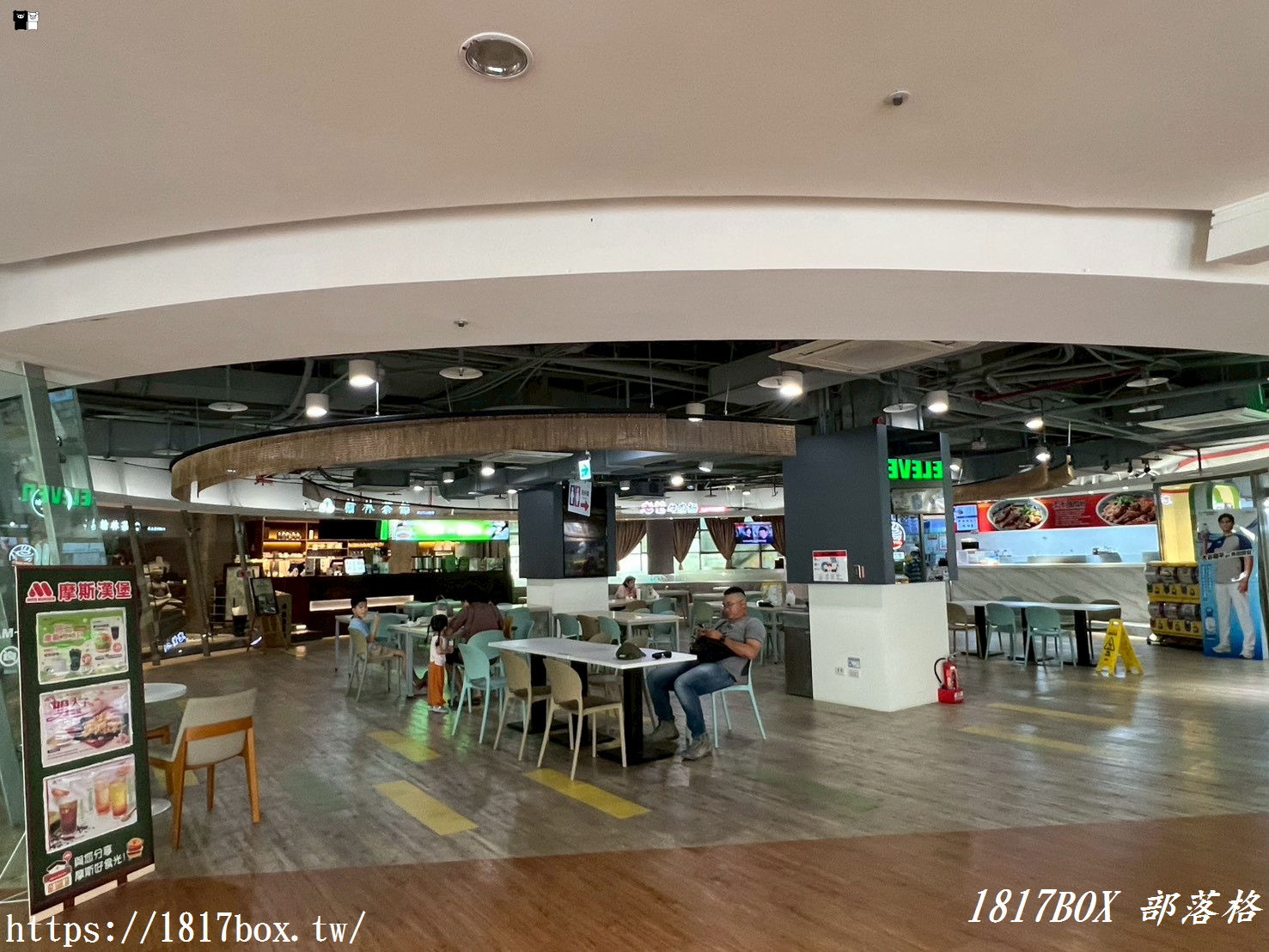 【台南景點推薦】南科 PARK 17 商場｜超吸睛巨大鯨魚出沒！結合美食、打卡、親子遊的全能生活綠洲