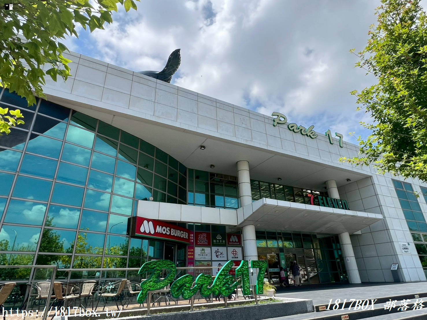 【台南景點推薦】南科 PARK 17 商場｜超吸睛巨大鯨魚出沒！結合美食、打卡、親子遊的全能生活綠洲