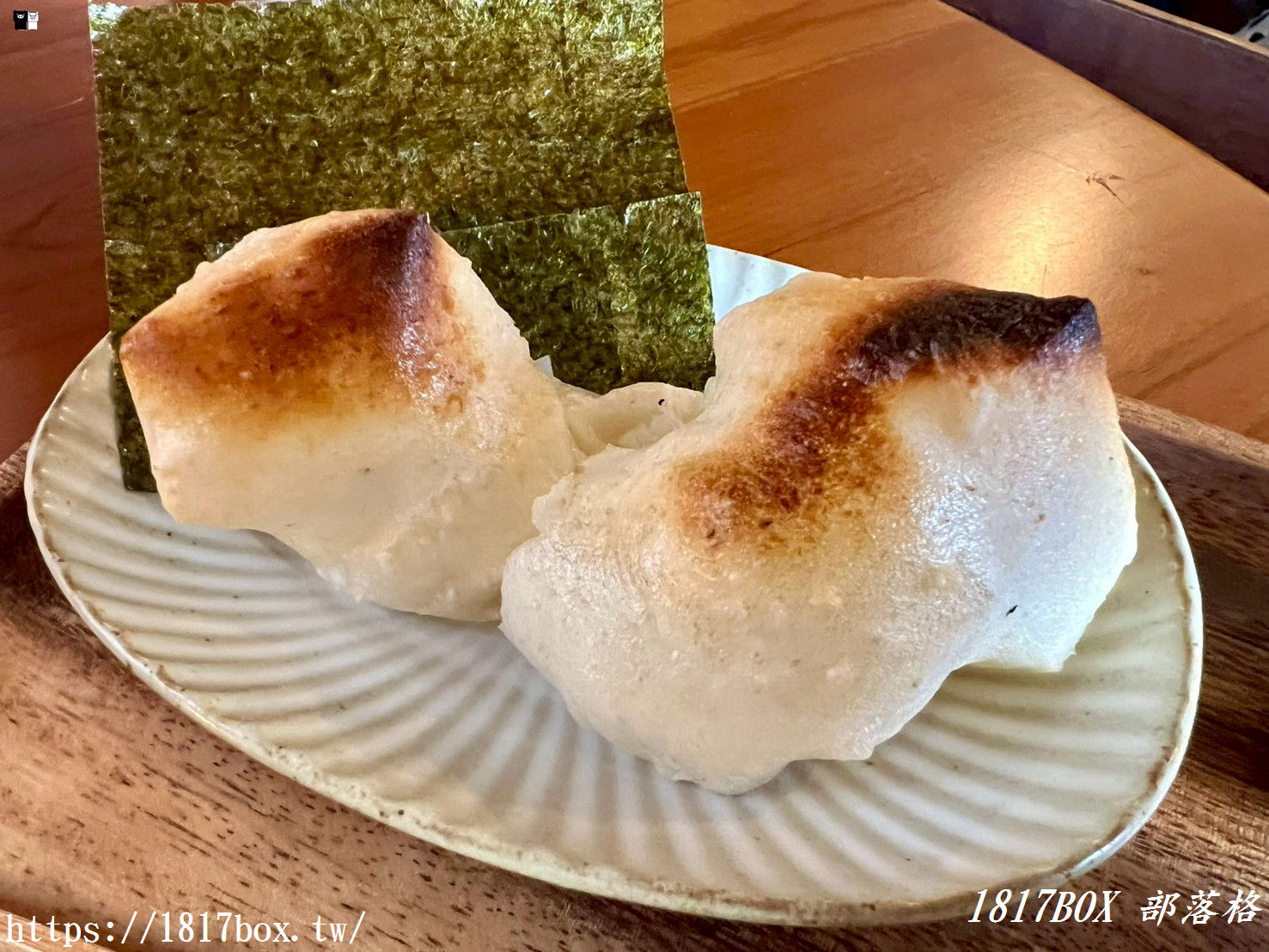 台南老屋裡的日式文青風！「小島飲刨」香濃大地料奶茶冰與烤麻糬，職人刨冰甜點全新感受