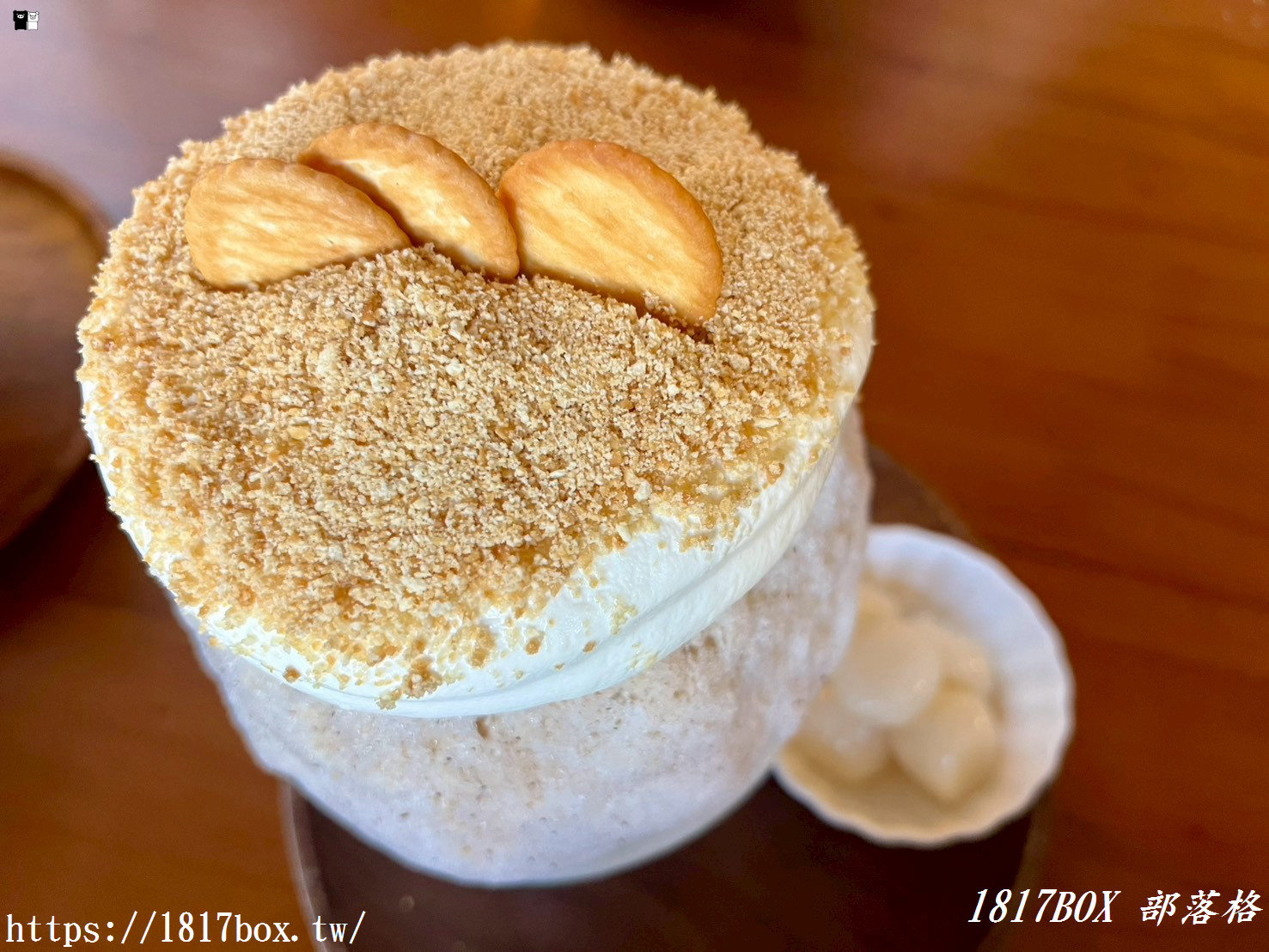 台南老屋裡的日式文青風！「小島飲刨」香濃大地料奶茶冰與烤麻糬，職人刨冰甜點全新感受